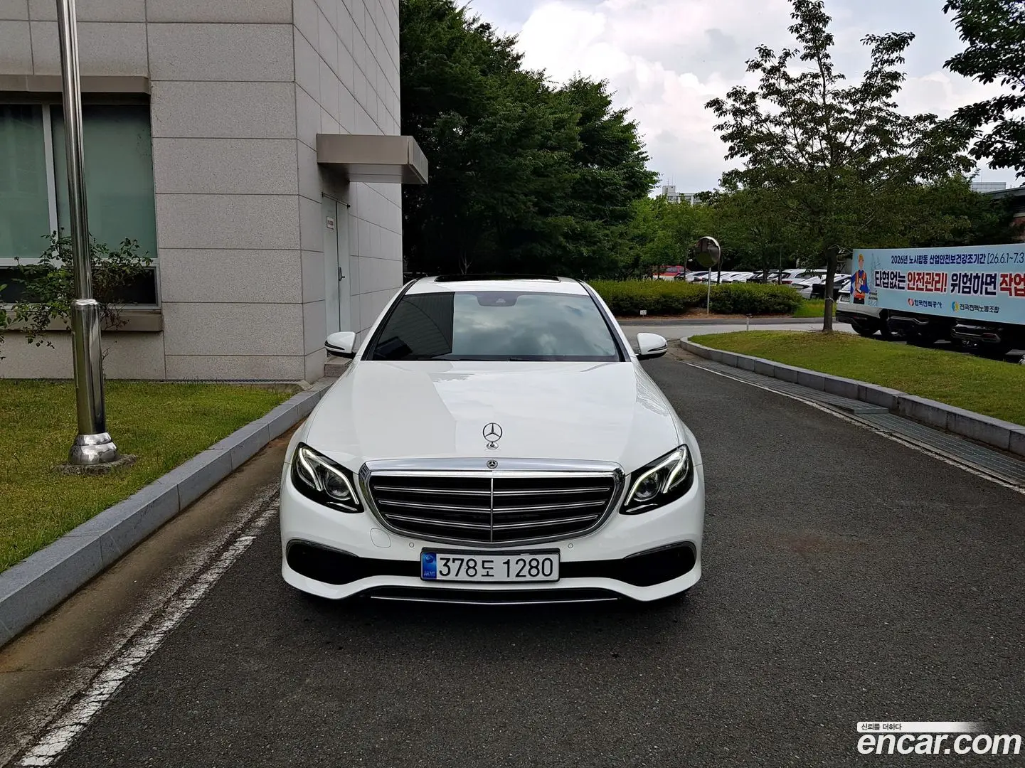 Main__Slider__Photo:E-Class Mercedes-Benz 2019.5-0