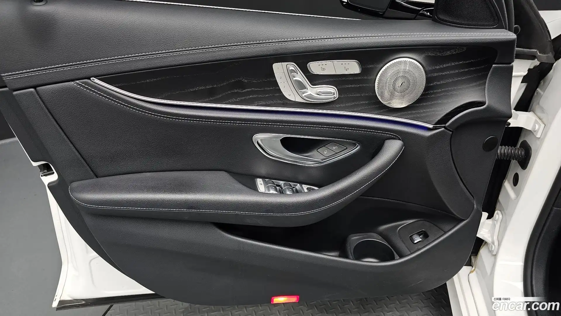 E-Class Mercedes-Benz 2022.0-INNER-034