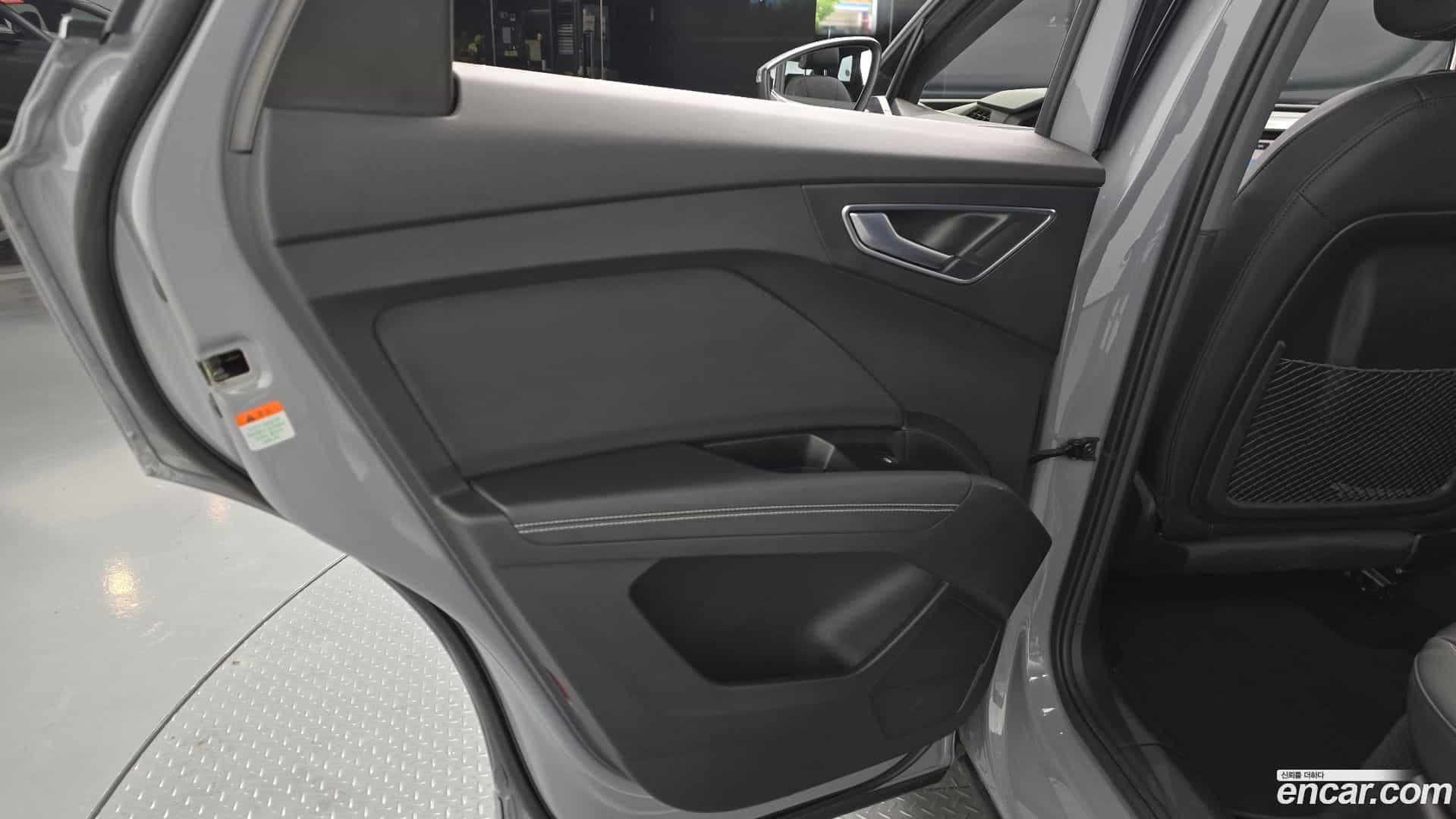 Q4 e-tron Audi 2023.9-INNER-035