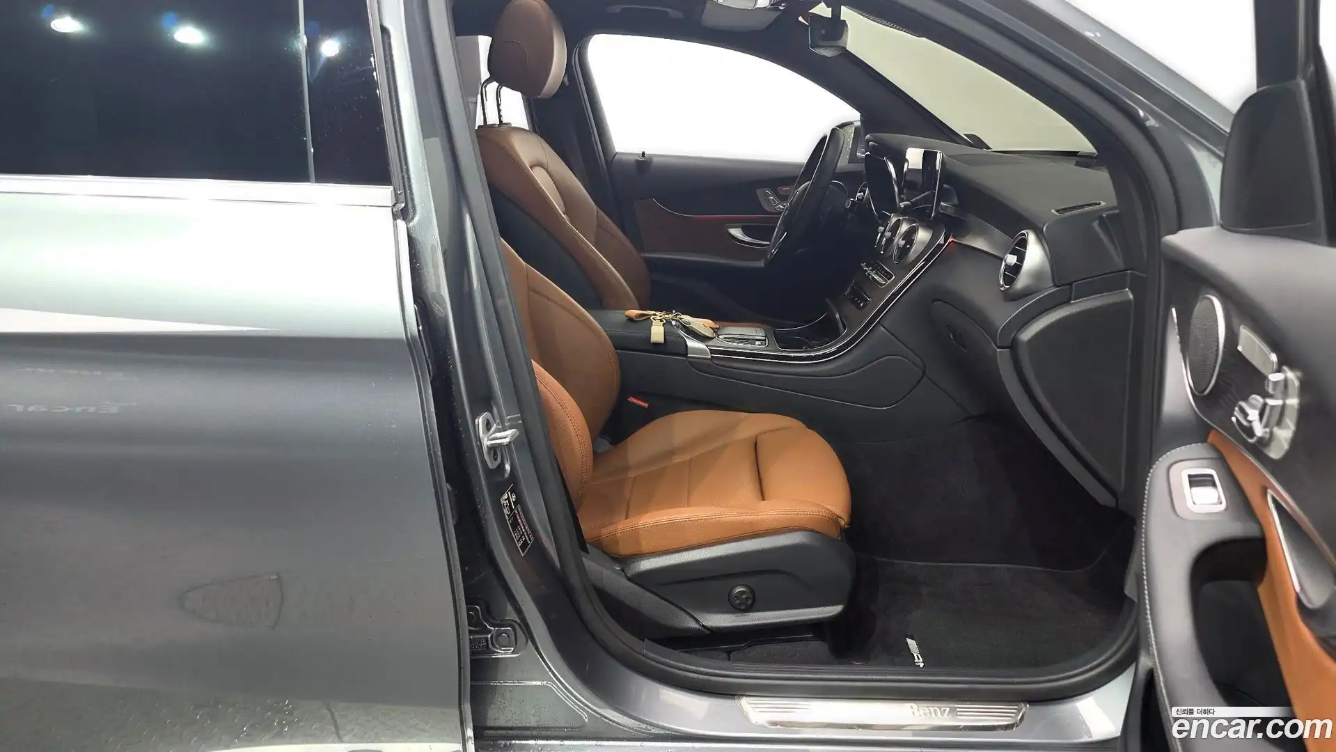 GLC-Class Mercedes-Benz 2021.11-INNER-010