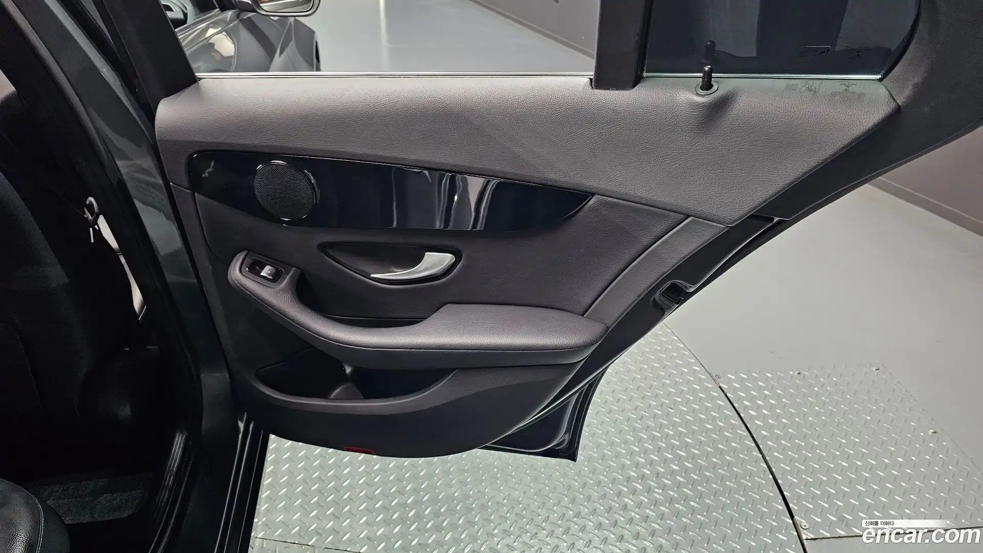 C-Class Mercedes-Benz 2018.3-INNER-035