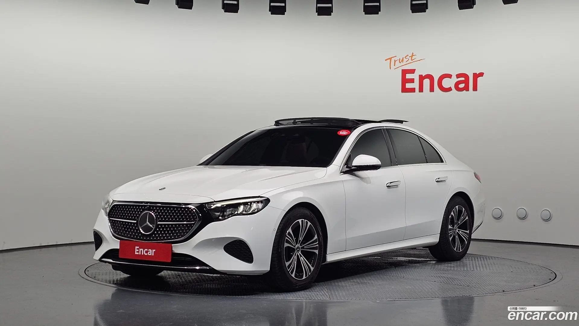Main__Slider__Photo:E-Class Mercedes-Benz 2025.0-0