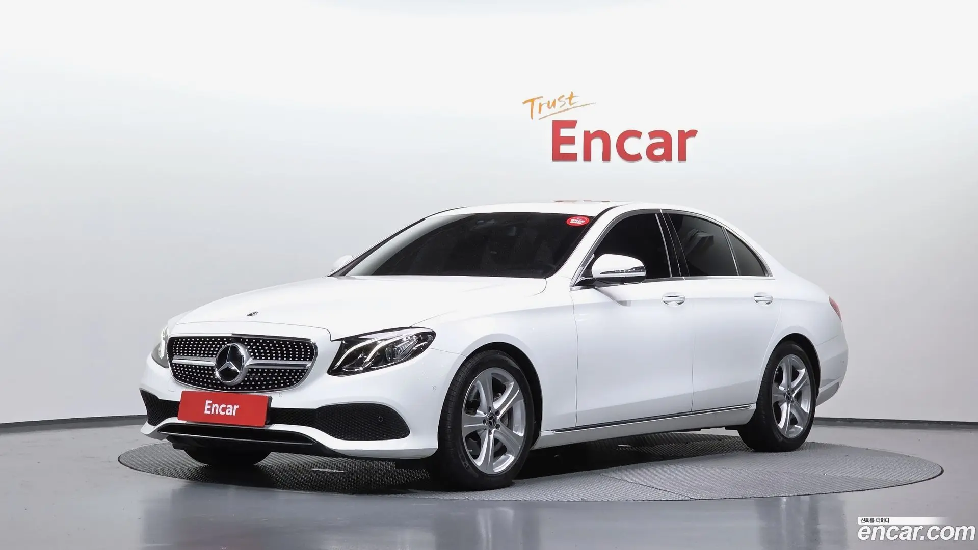 Main__Slider__Photo:E-Class Mercedes-Benz 2017.6-0