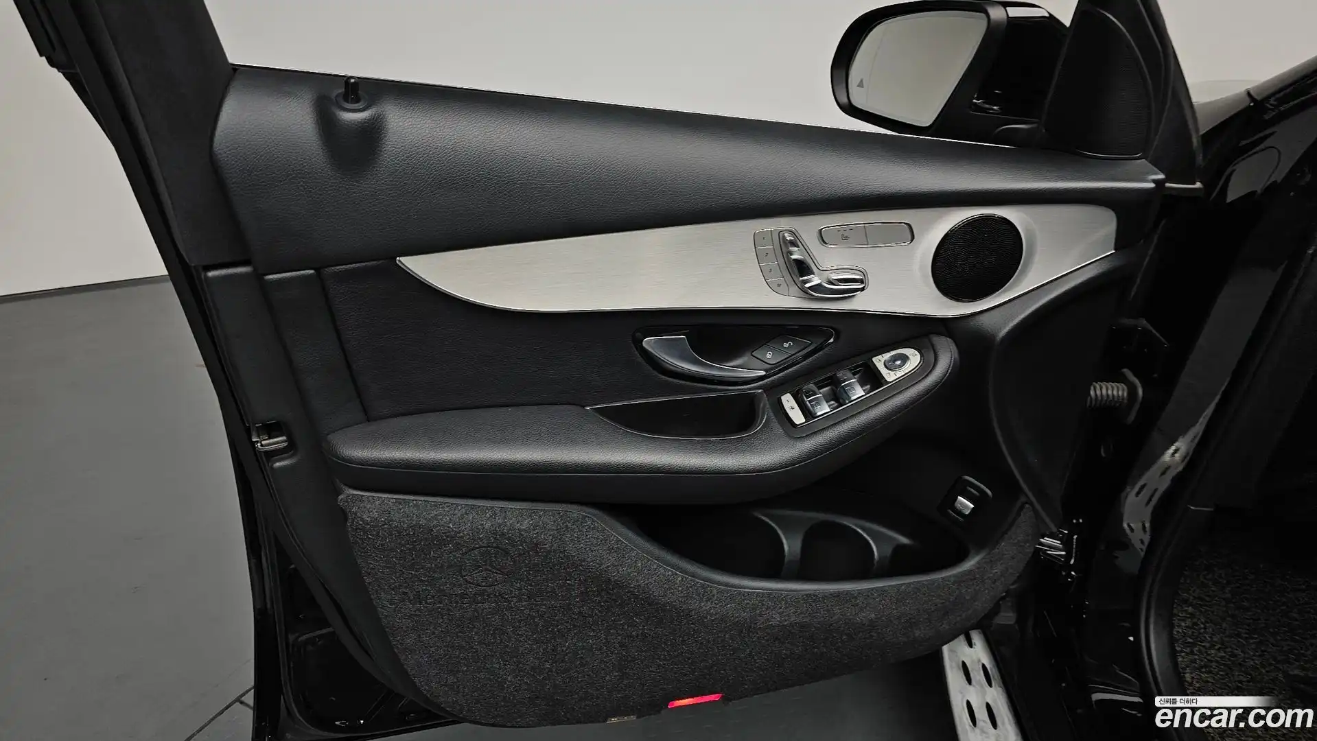 GLC-Class Mercedes-Benz 2018.3-INNER-034