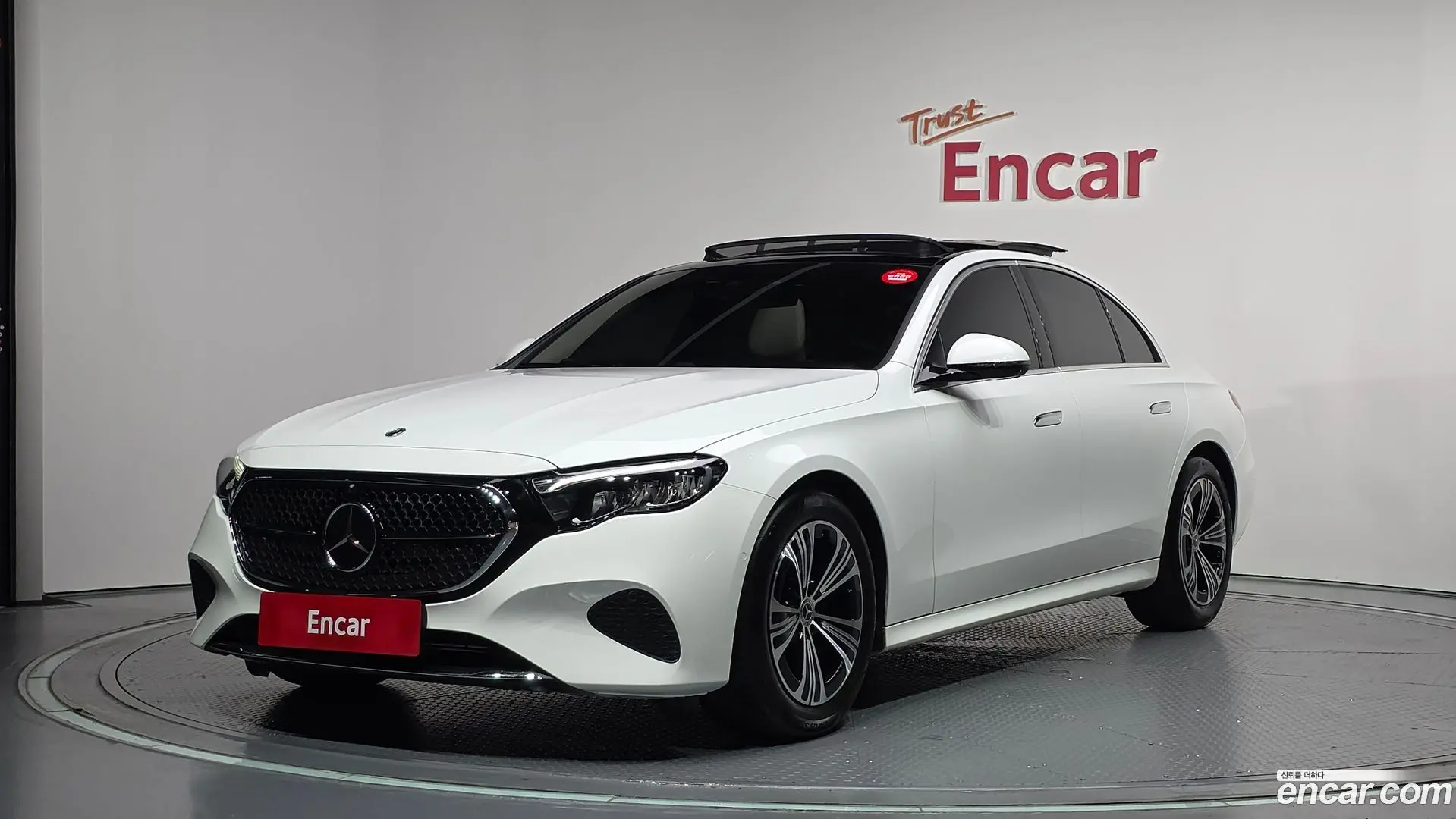 Main__Slider__Photo:E-Class Mercedes-Benz 2024.11-0