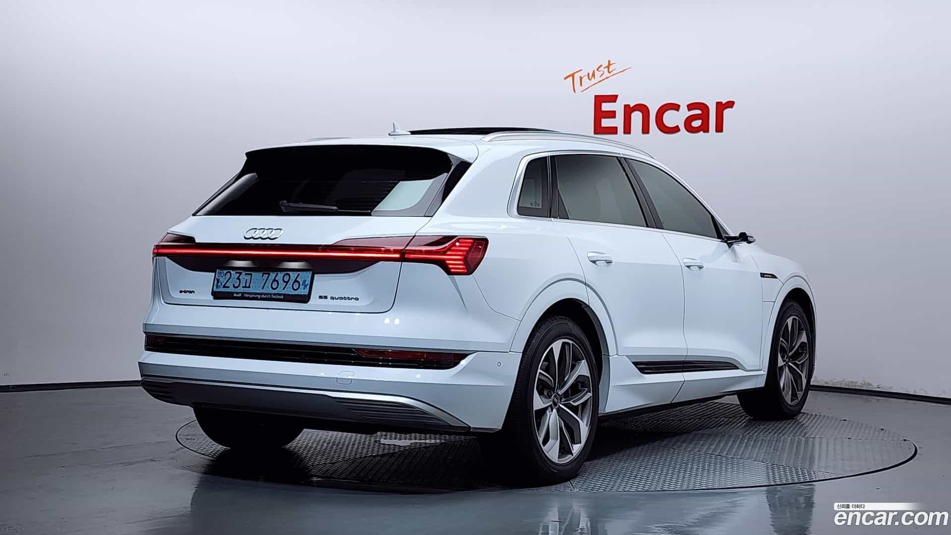e-tron Audi 2021.10-OUTER-002