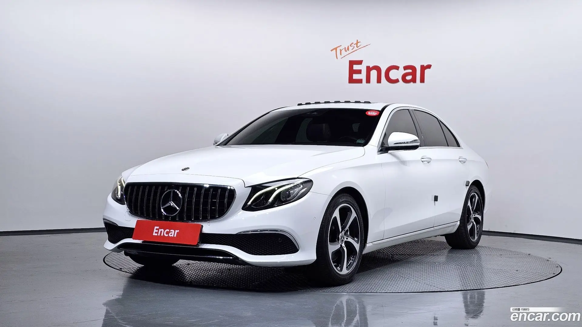 Main__Slider__Photo:E-Class Mercedes-Benz 2019.10-0