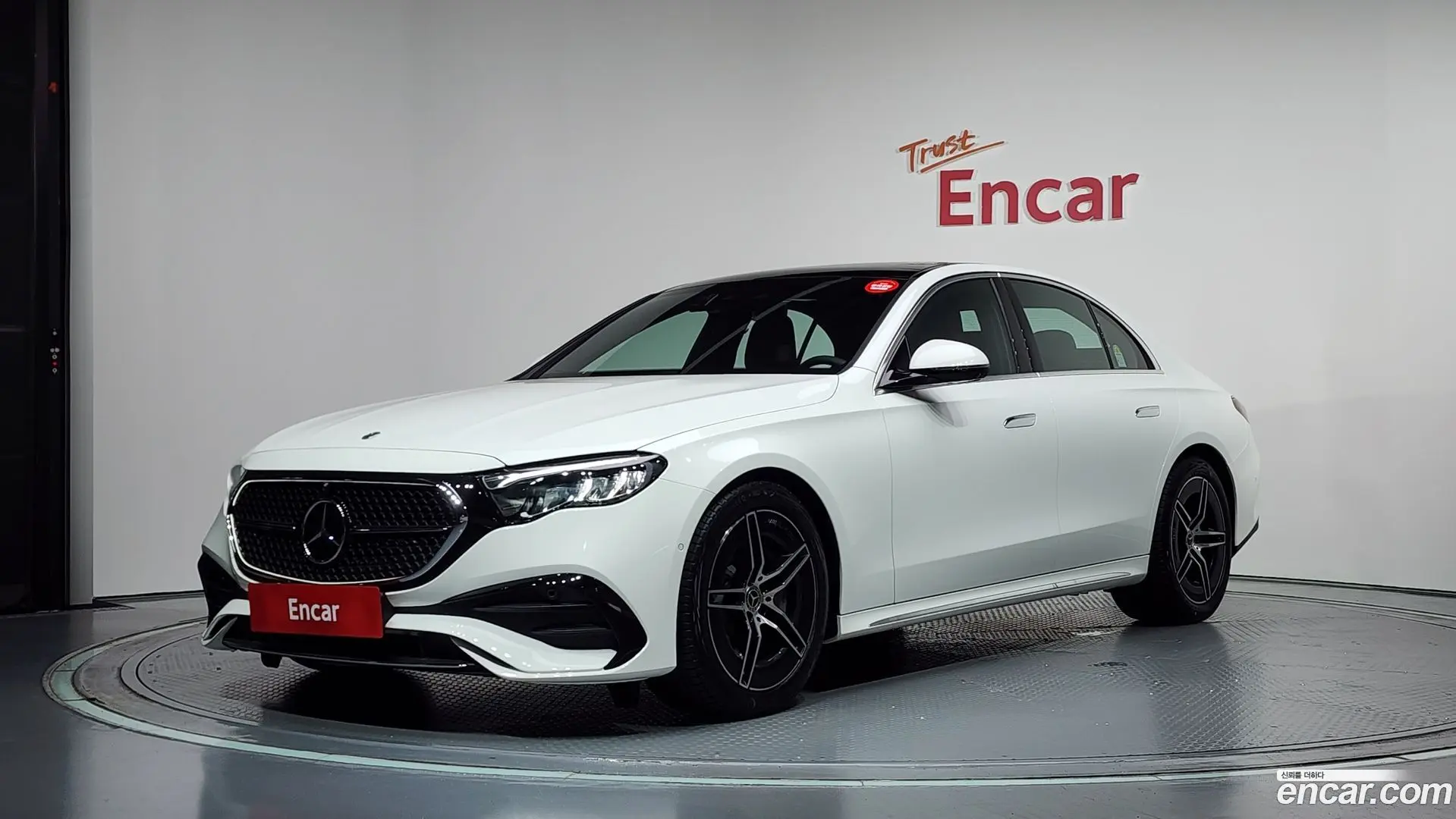 Main__Slider__Photo:E-Class Mercedes-Benz 2025.8-0