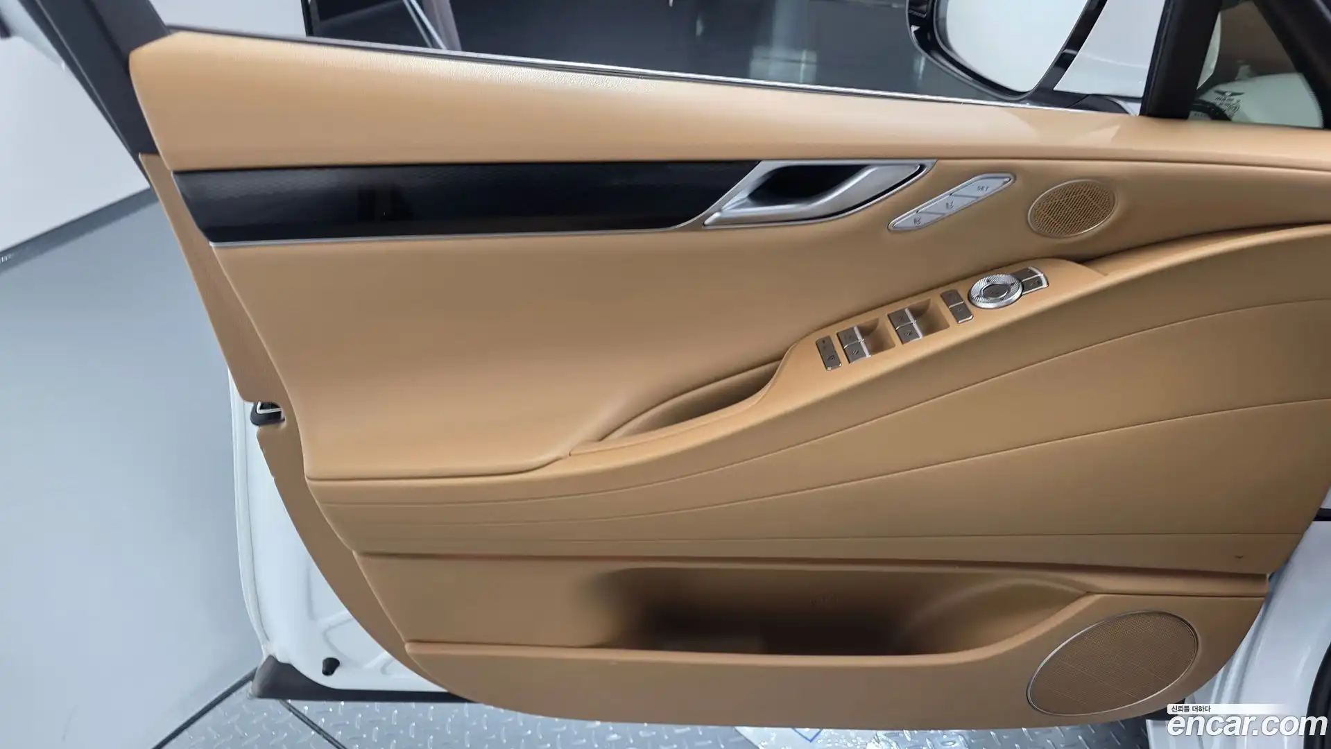 G80 Genesis 2025.10-INNER-034