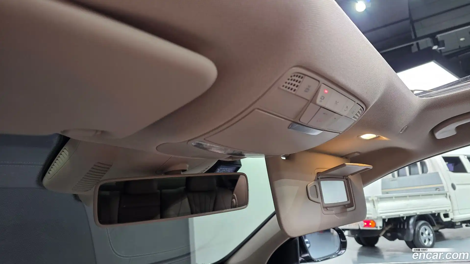 E-Class Mercedes-Benz 2018.10-OPTION-045