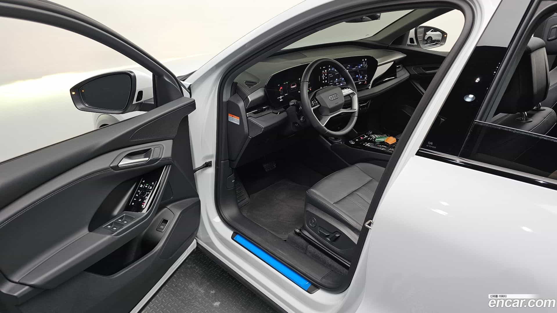Q6 e-tron Audi 2025.8-INNER-010
