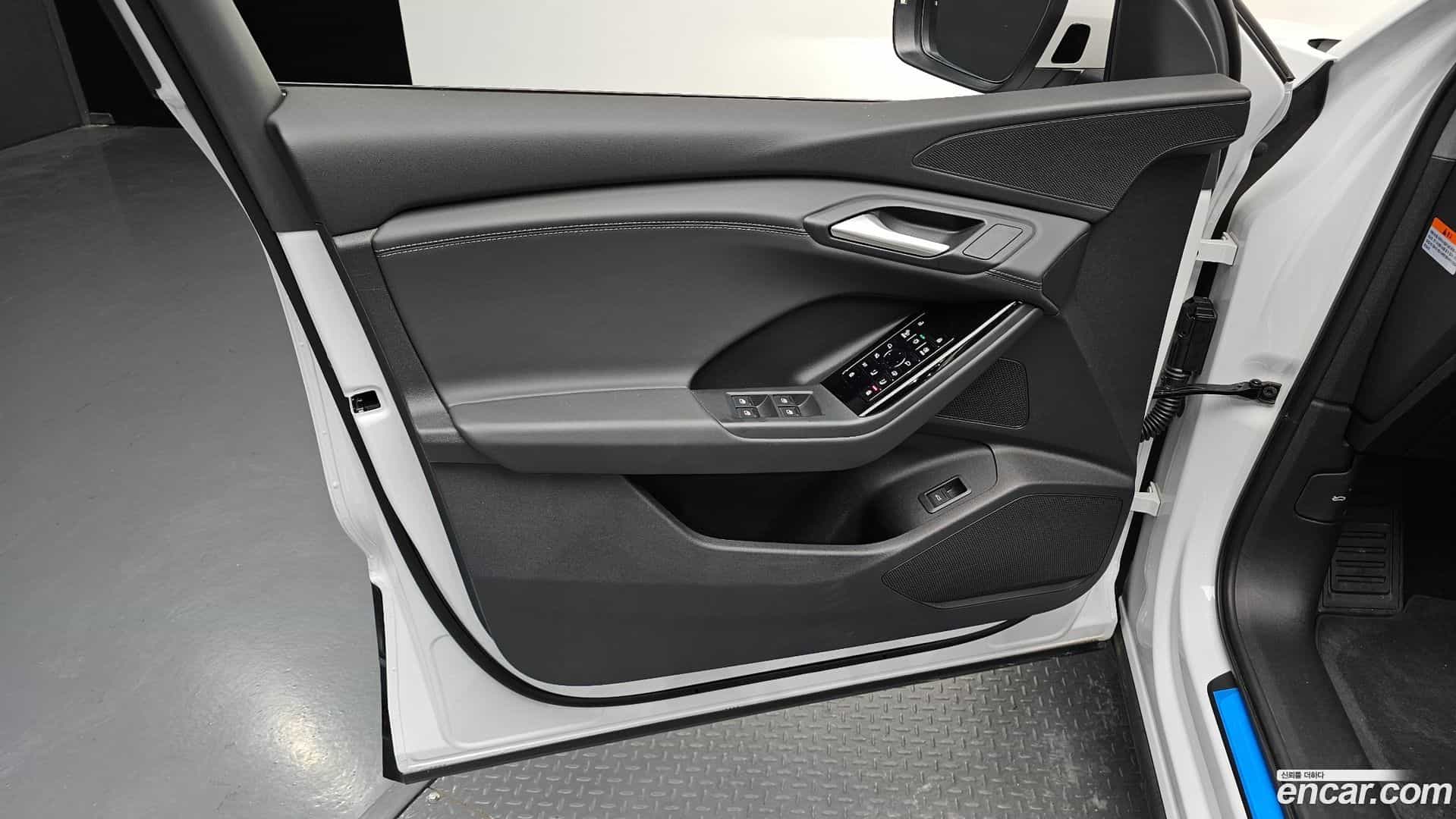 Q6 e-tron Audi 2025.8-INNER-034