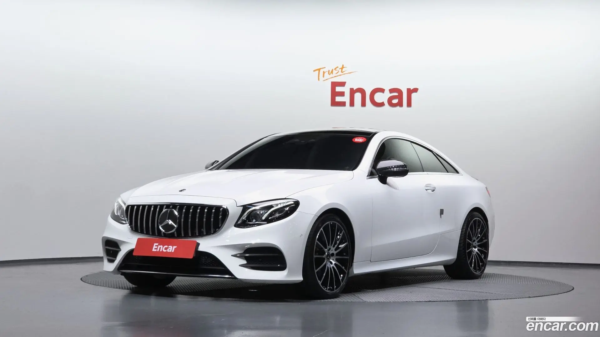 Main__Slider__Photo:E-Class Mercedes-Benz 2020.5-0