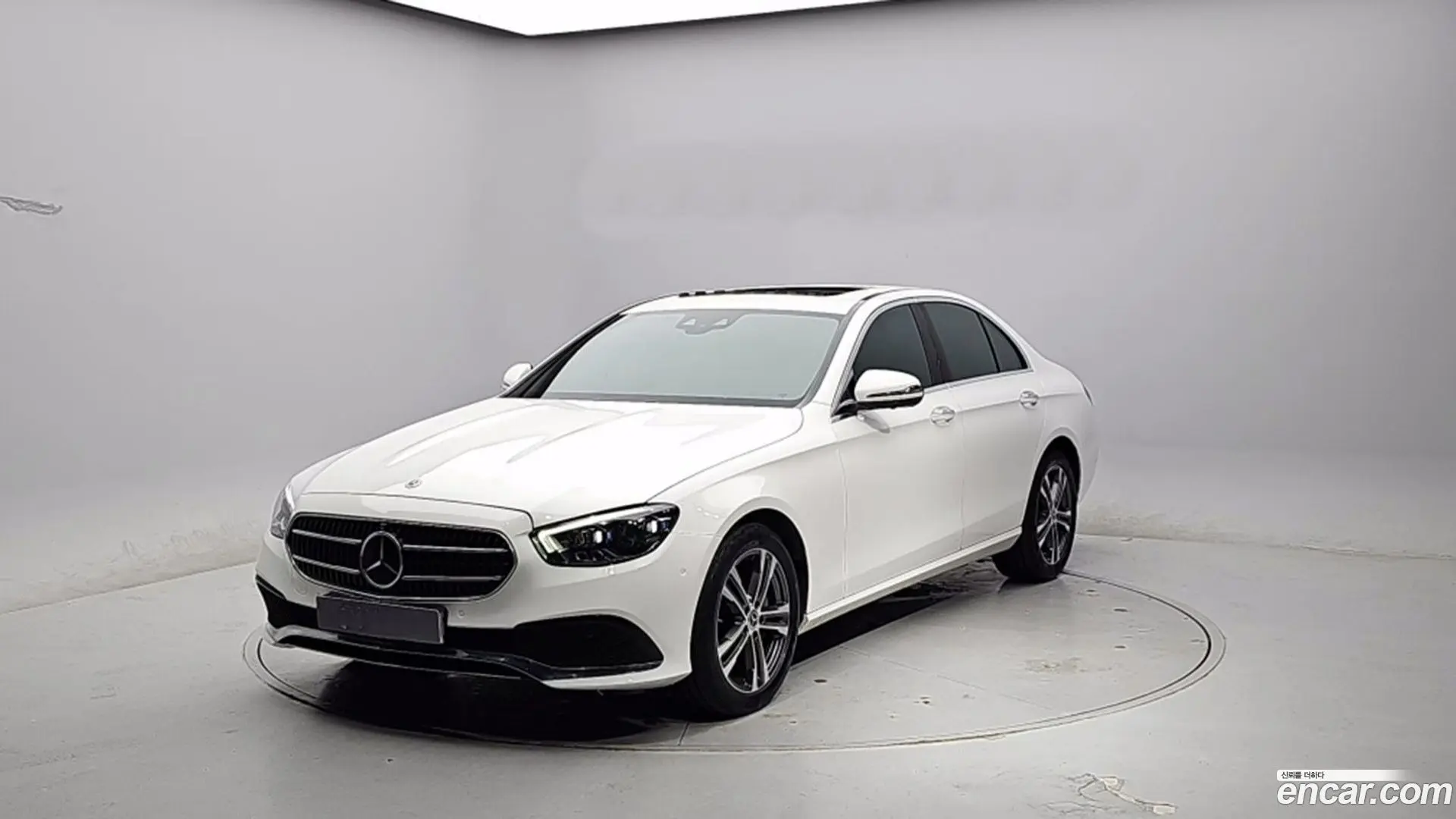 Main__Slider__Photo:E-Class Mercedes-Benz 2022.4-0