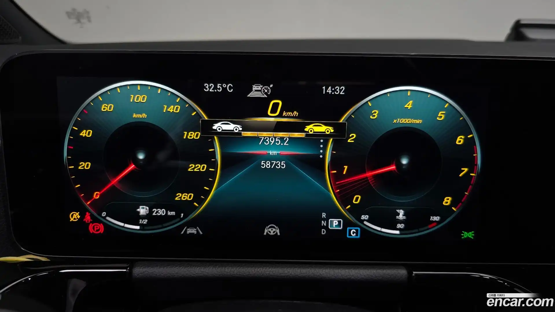 GLA-Class Mercedes-Benz 2021.11-INNER-008