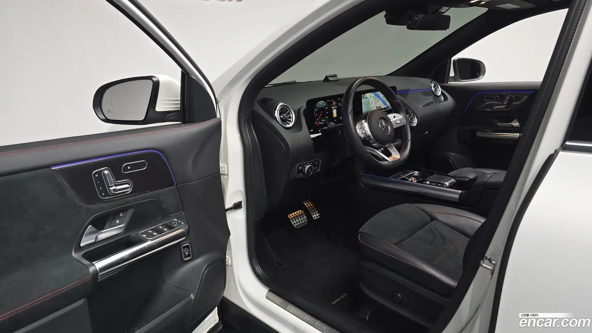 GLA-Class Mercedes-Benz 2021.11-INNER-010