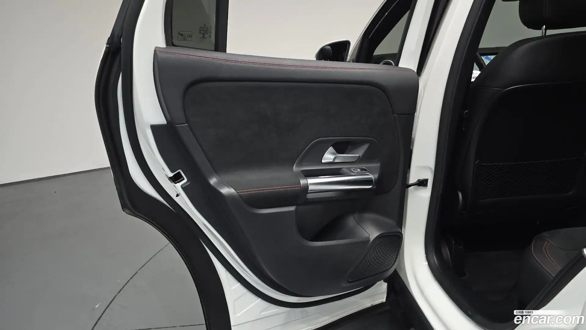 GLA-Class Mercedes-Benz 2021.11-INNER-035