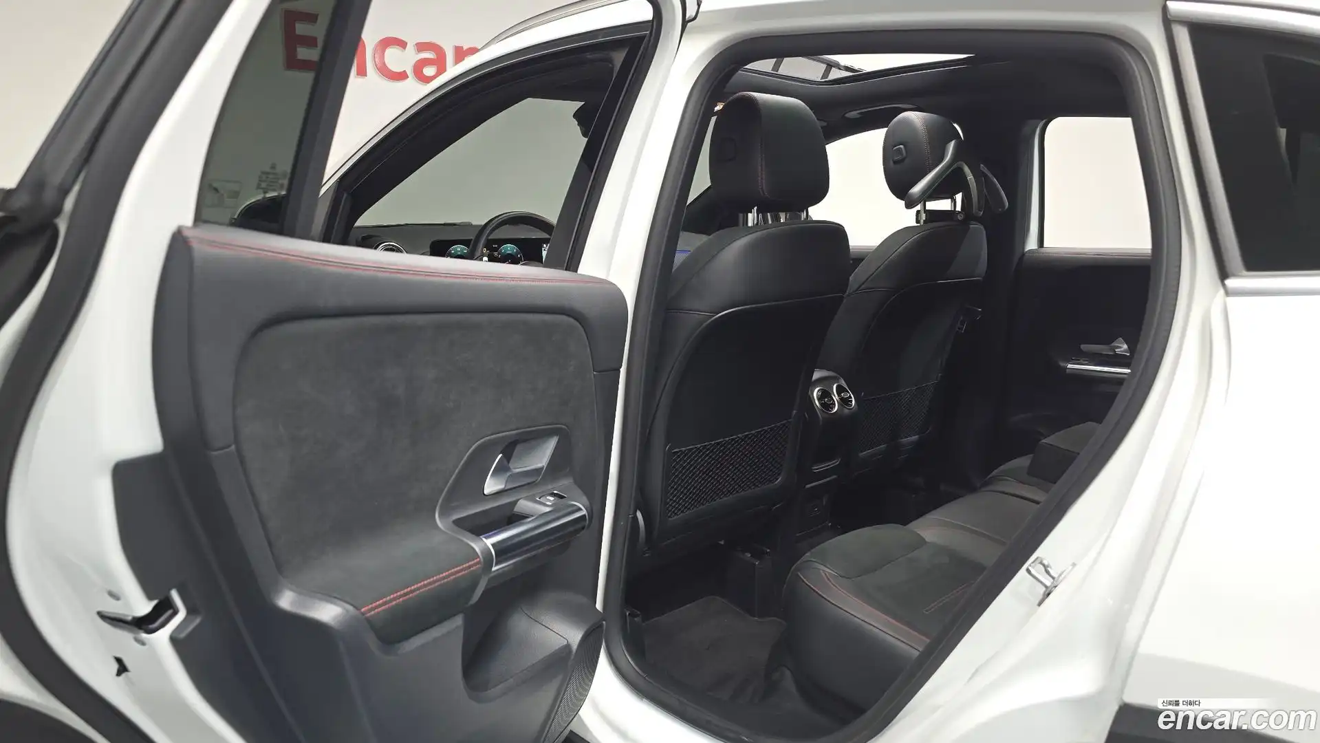 GLA-Class Mercedes-Benz 2021.11-INNER-036