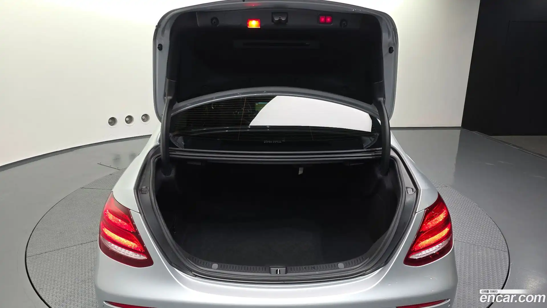 E-Class Mercedes-Benz 2017.10-OPTION-024