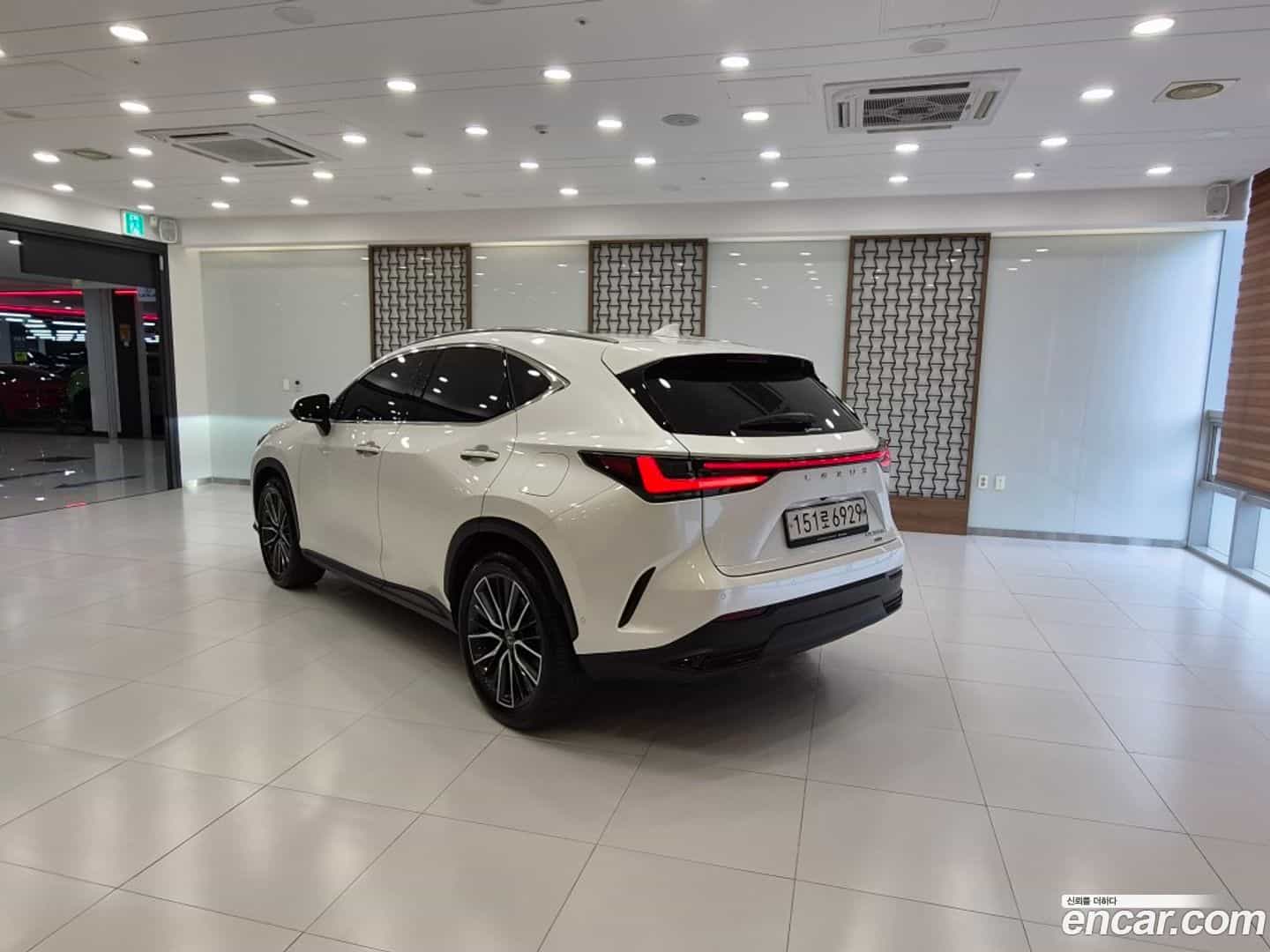 NX Lexus 2022.6-OUTER-002