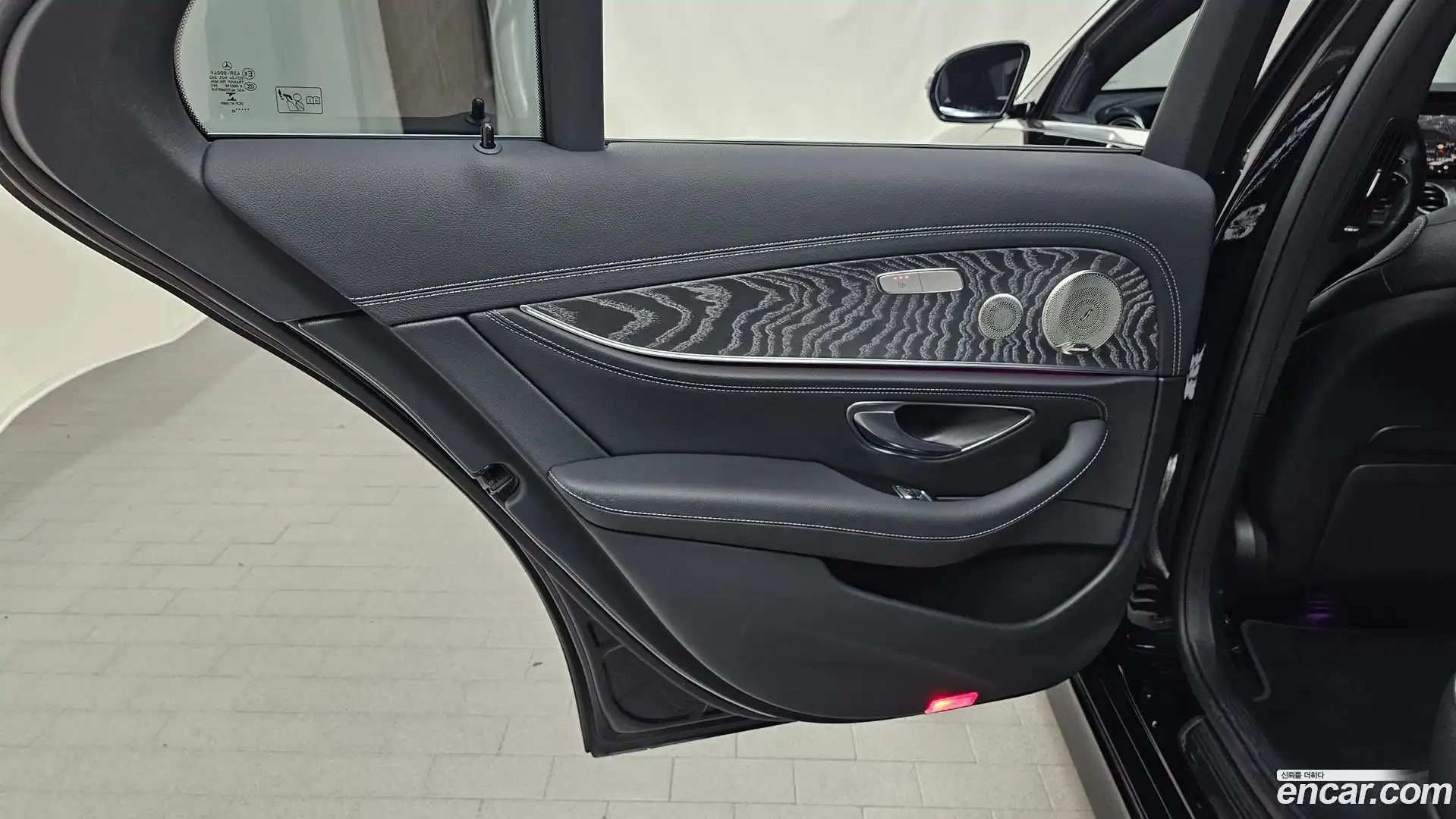E-Class Mercedes-Benz 2022.6-INNER-035