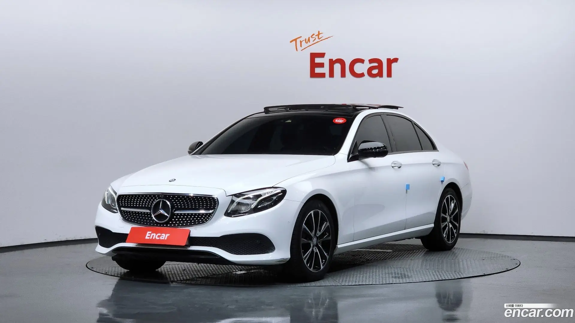 Main__Slider__Photo:E-Class Mercedes-Benz 2016.8-0