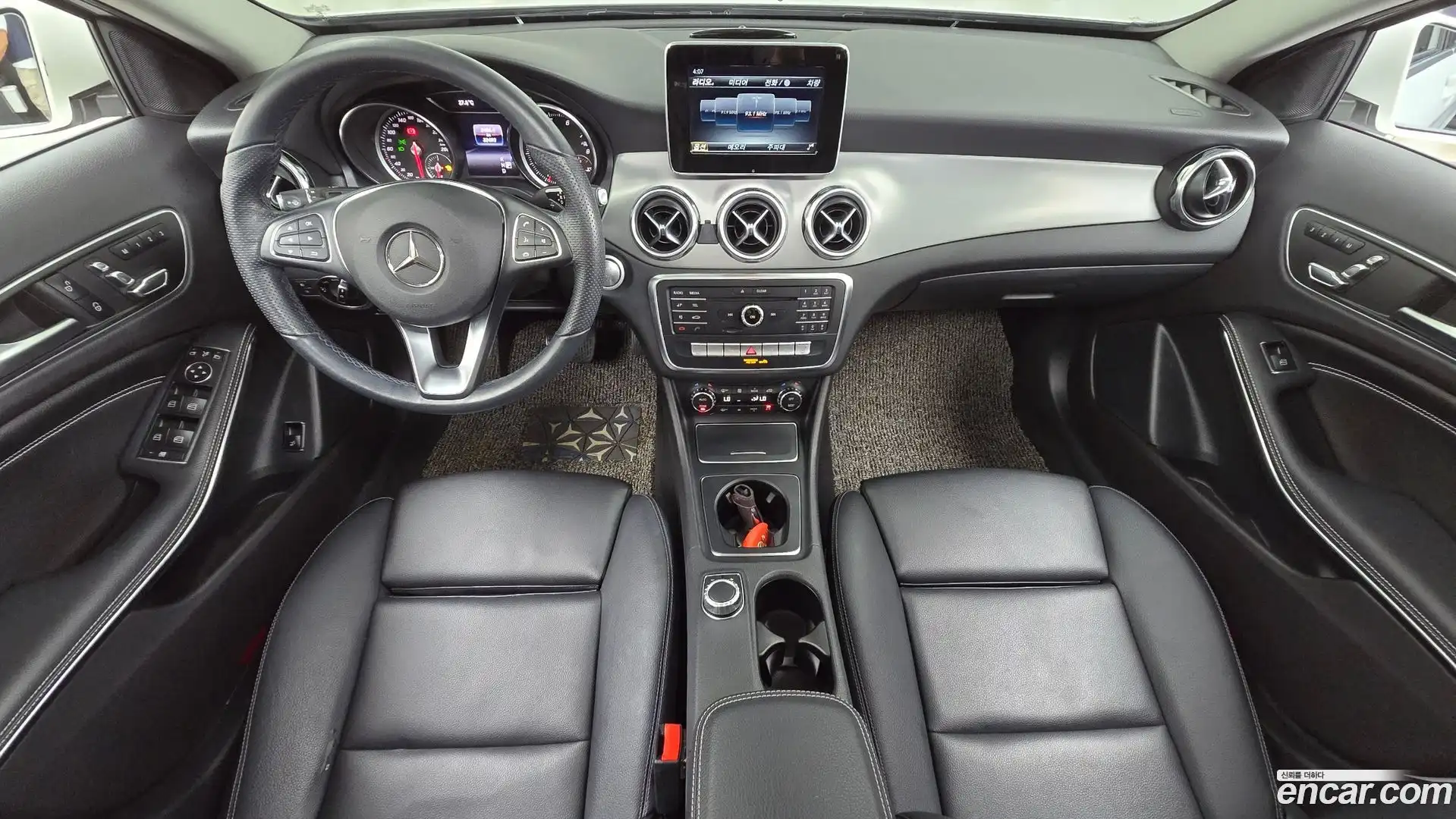 GLA-Class Mercedes-Benz 2018.8-INNER-007