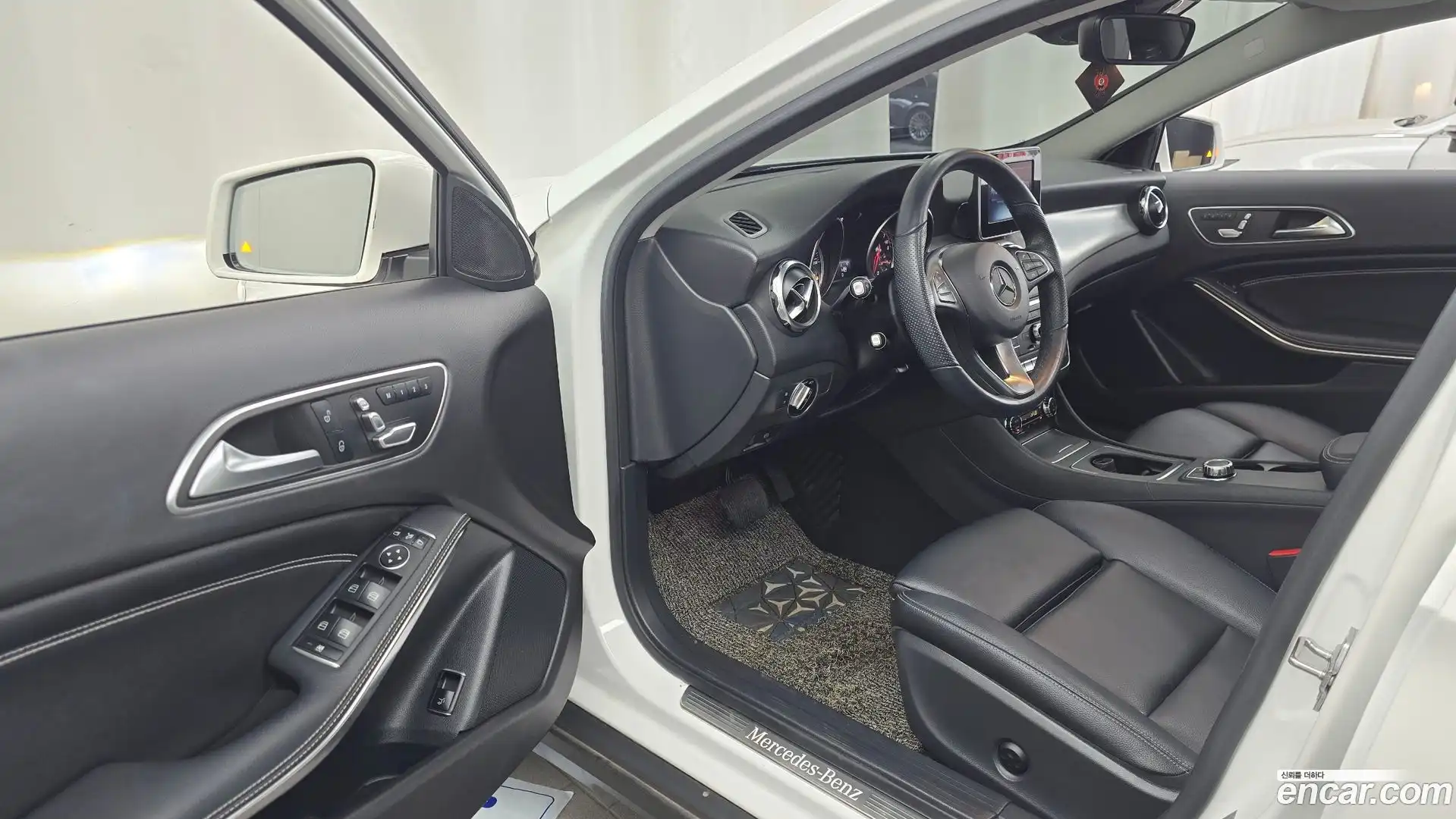 GLA-Class Mercedes-Benz 2018.8-INNER-010