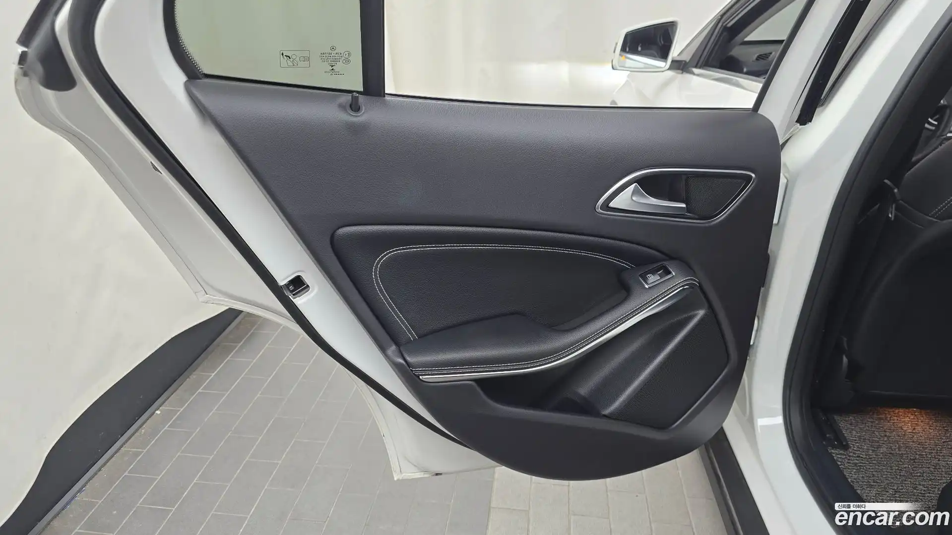 GLA-Class Mercedes-Benz 2018.8-INNER-035