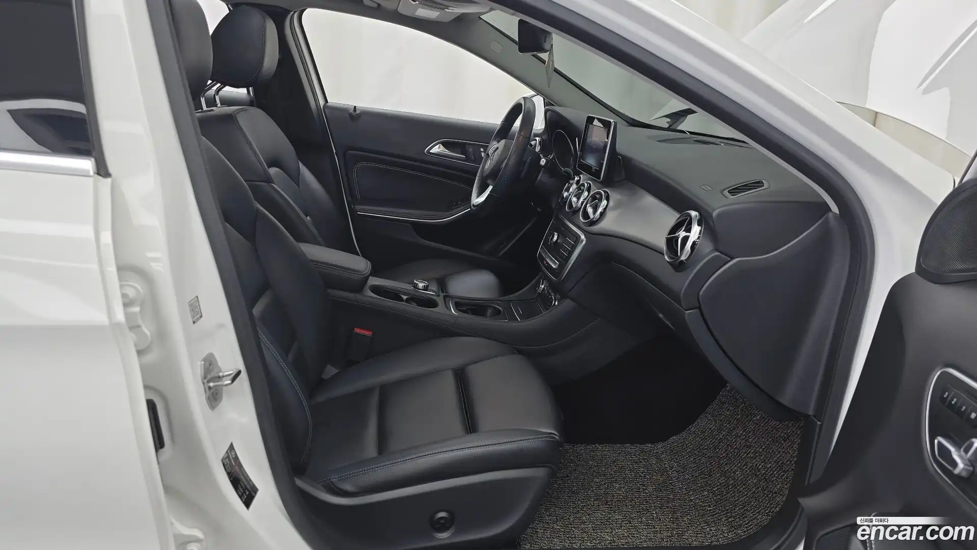 GLA-Class Mercedes-Benz 2018.8-INNER-036