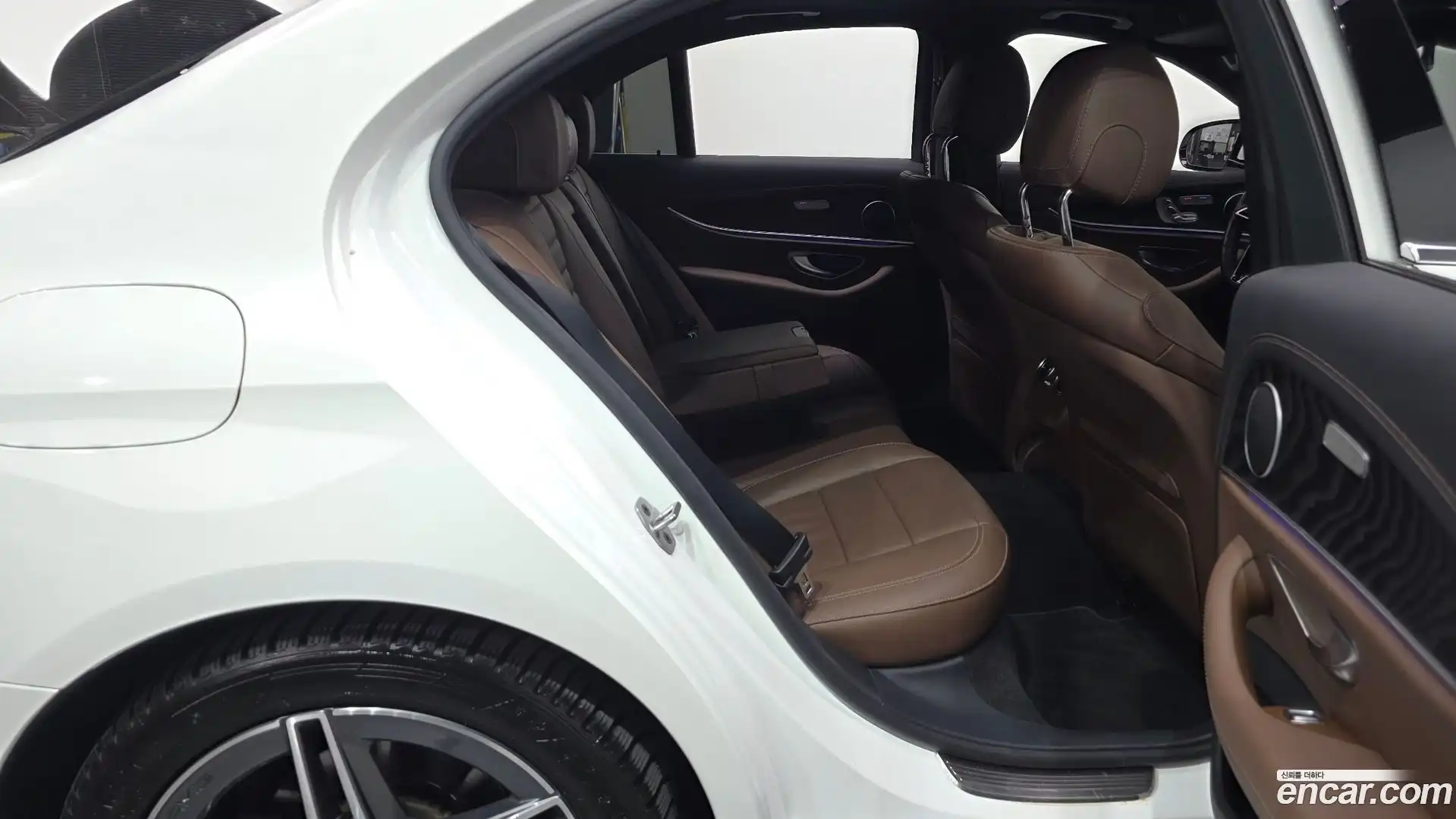 E-Class Mercedes-Benz 2022.9-OPTION-015