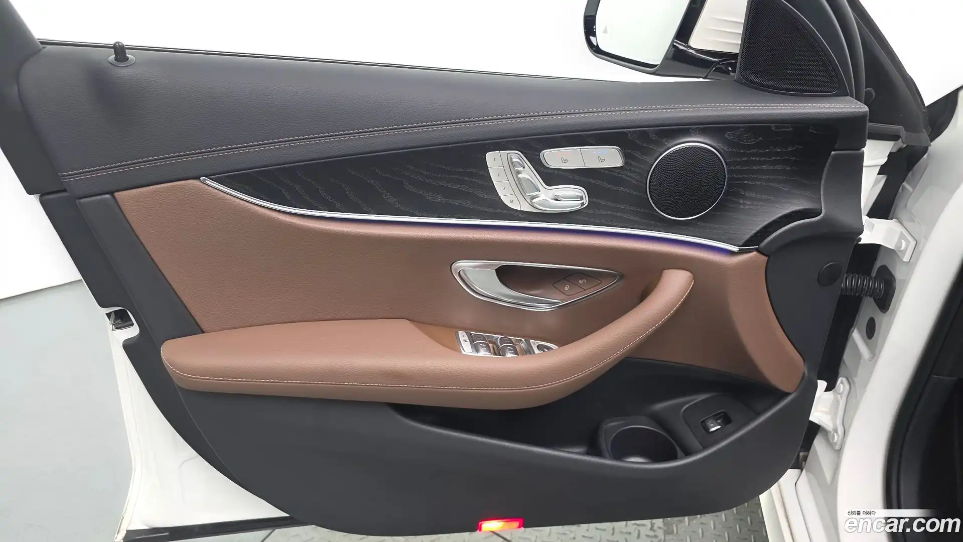 E-Class Mercedes-Benz 2022.9-INNER-034