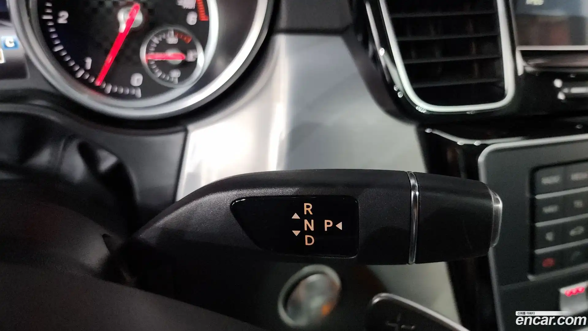 GLE-Class Mercedes-Benz 2018.4-INNER-009