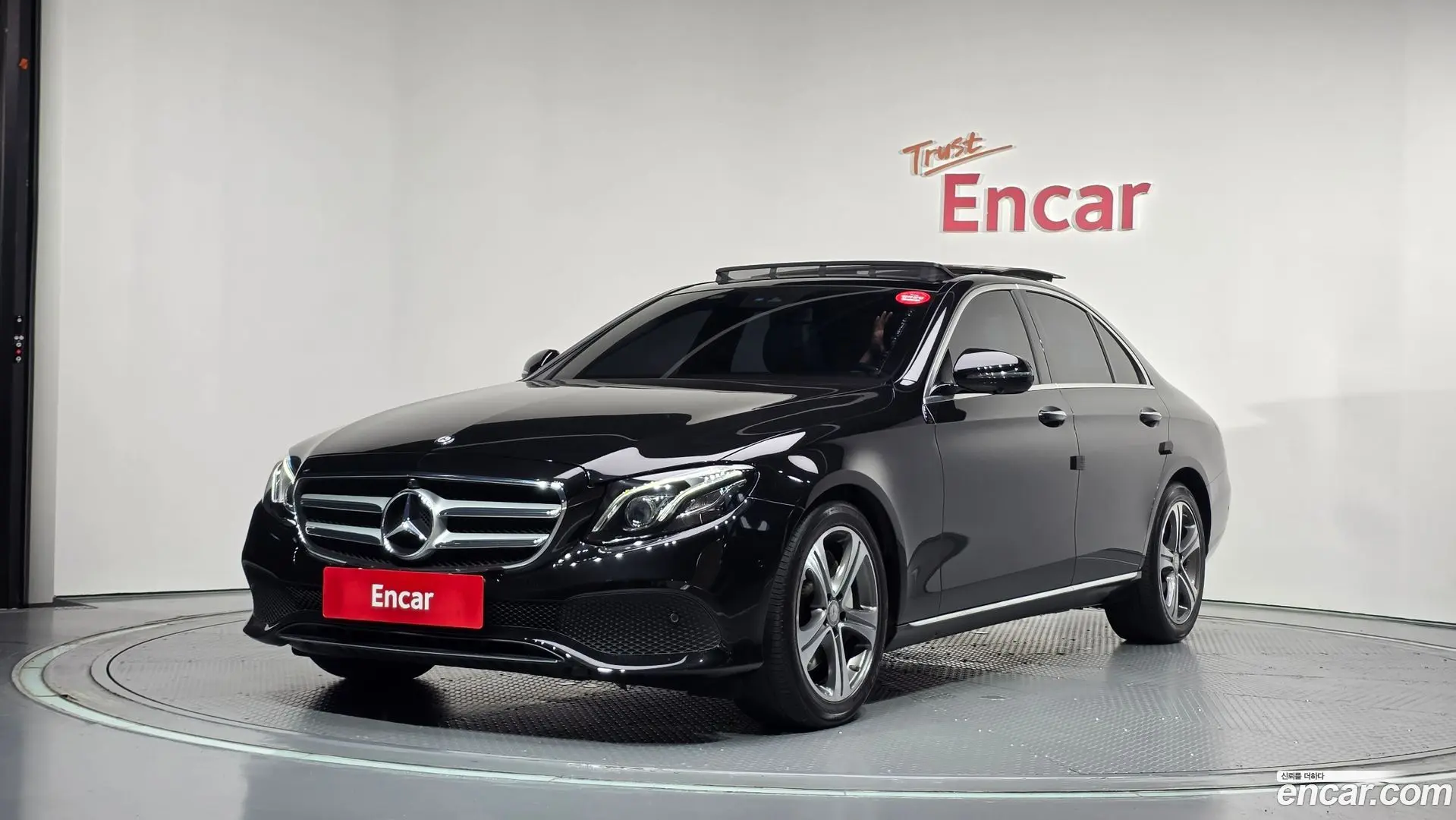 Main__Slider__Photo:E-Class Mercedes-Benz 2016.8-0