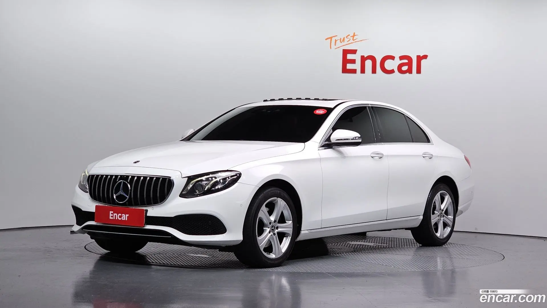 Main__Slider__Photo:E-Class Mercedes-Benz 2017.5-0