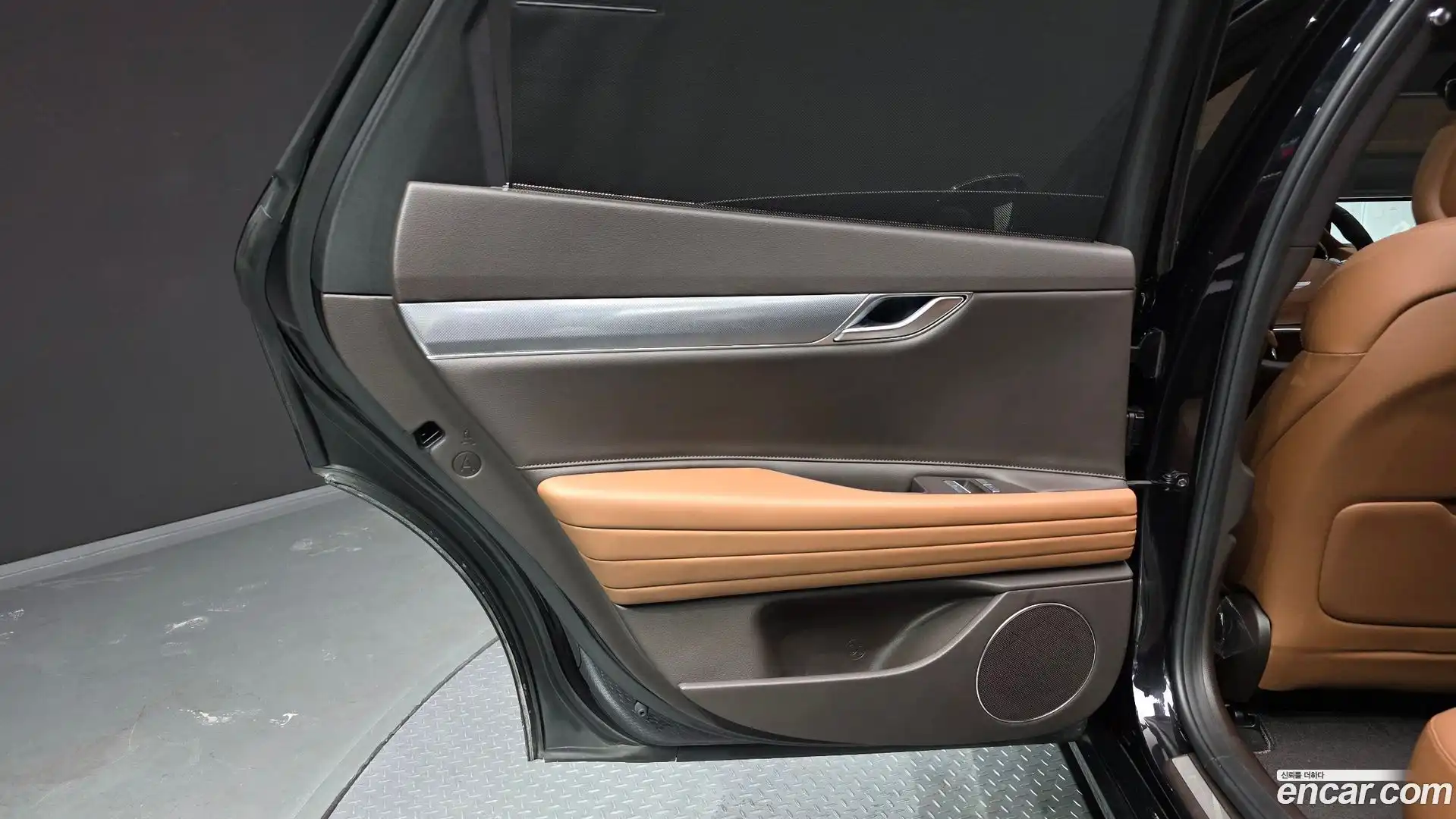 G80 Genesis 2022.2-INNER-035