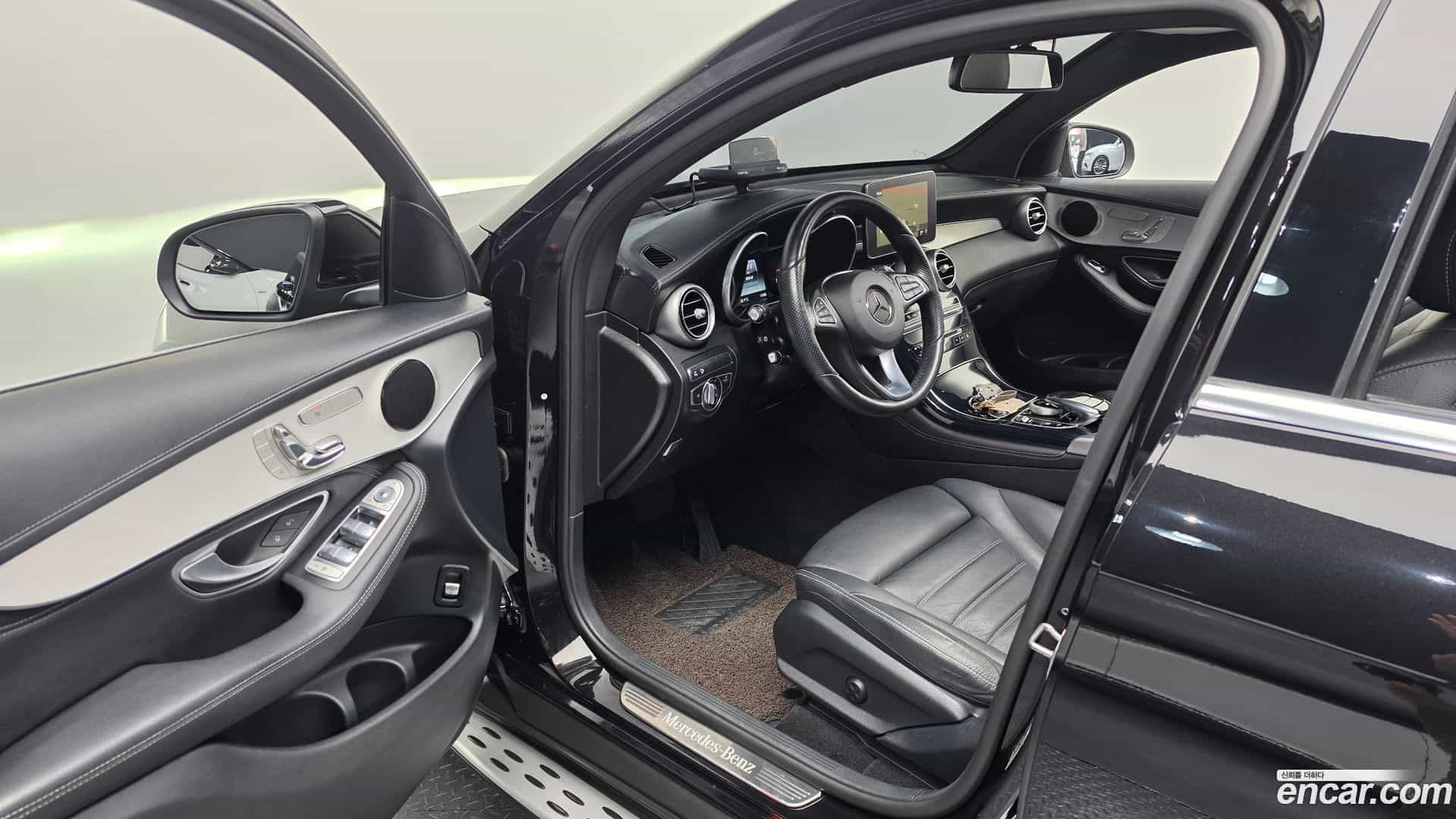 GLC-Class Mercedes-Benz 2017.4-INNER-010