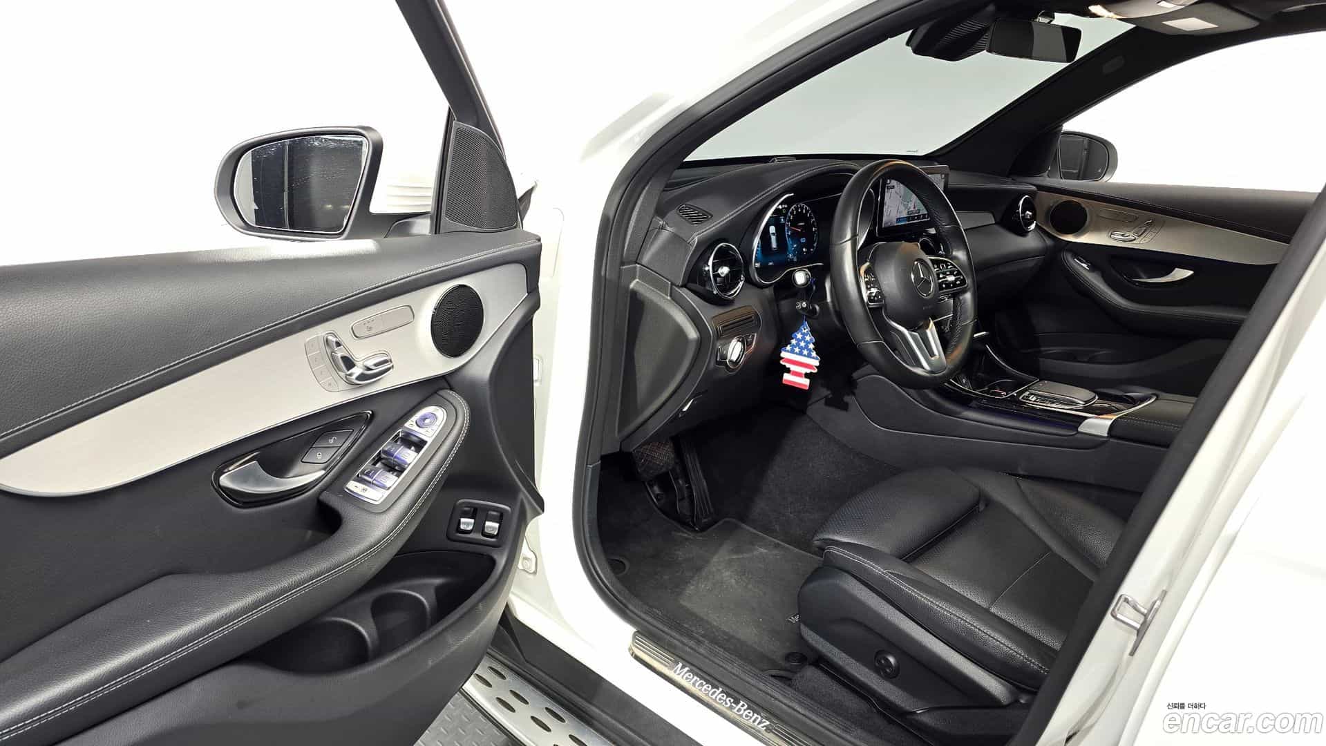 GLC-Class Mercedes-Benz 2021.11-INNER-010