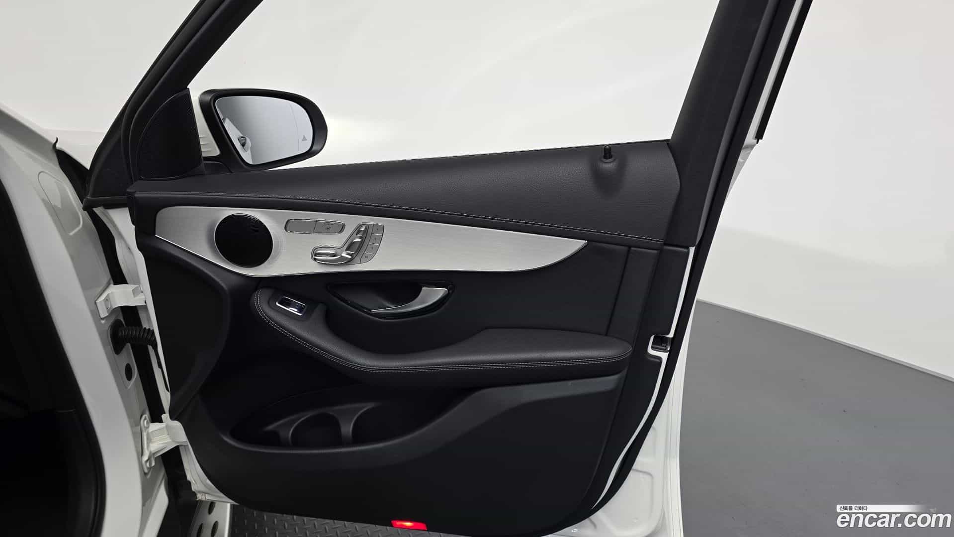 GLC-Class Mercedes-Benz 2021.11-INNER-034