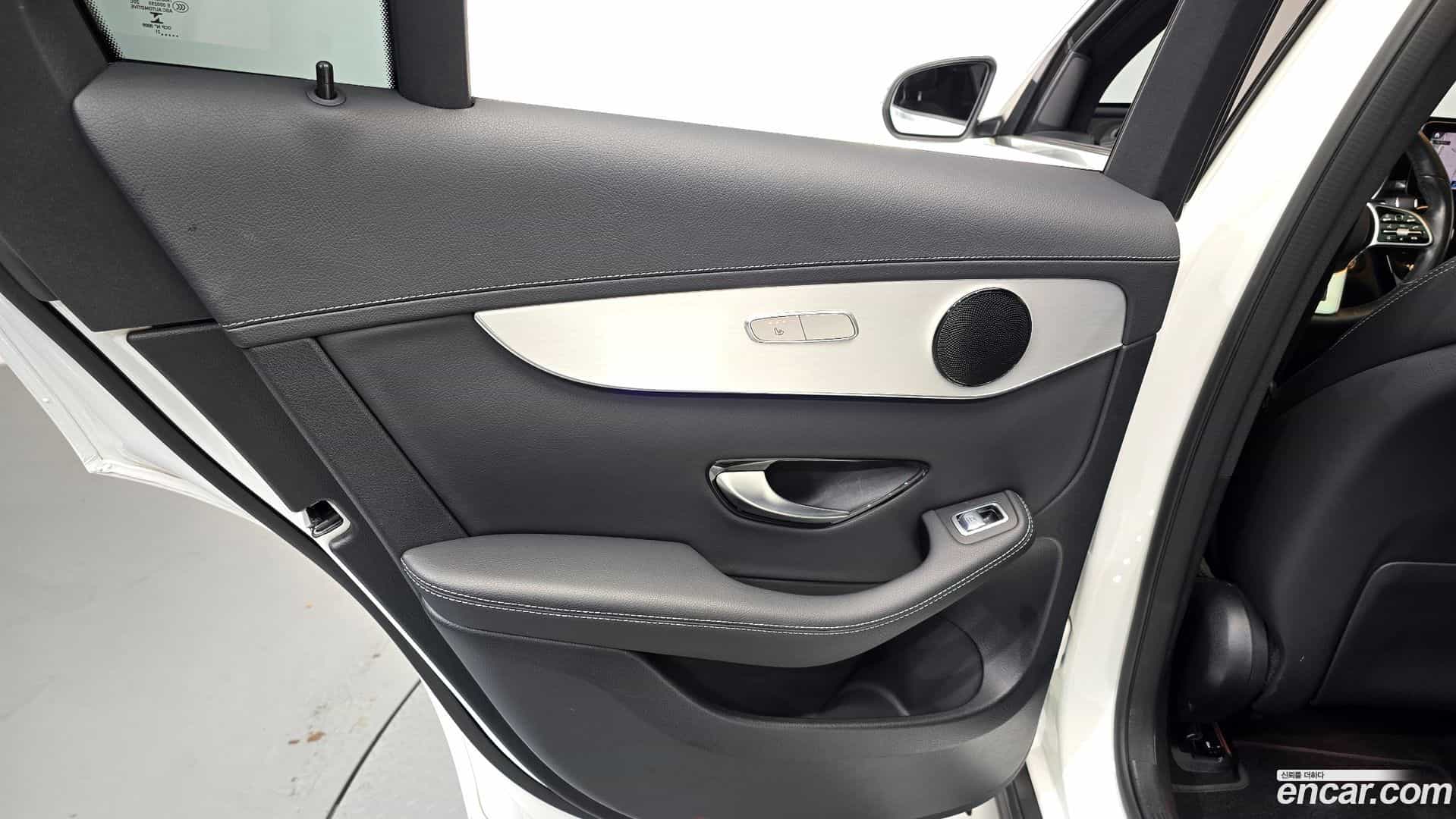 GLC-Class Mercedes-Benz 2021.11-INNER-035