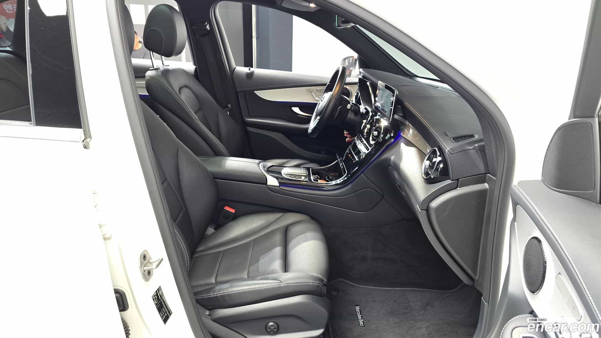 GLC-Class Mercedes-Benz 2021.11-INNER-036