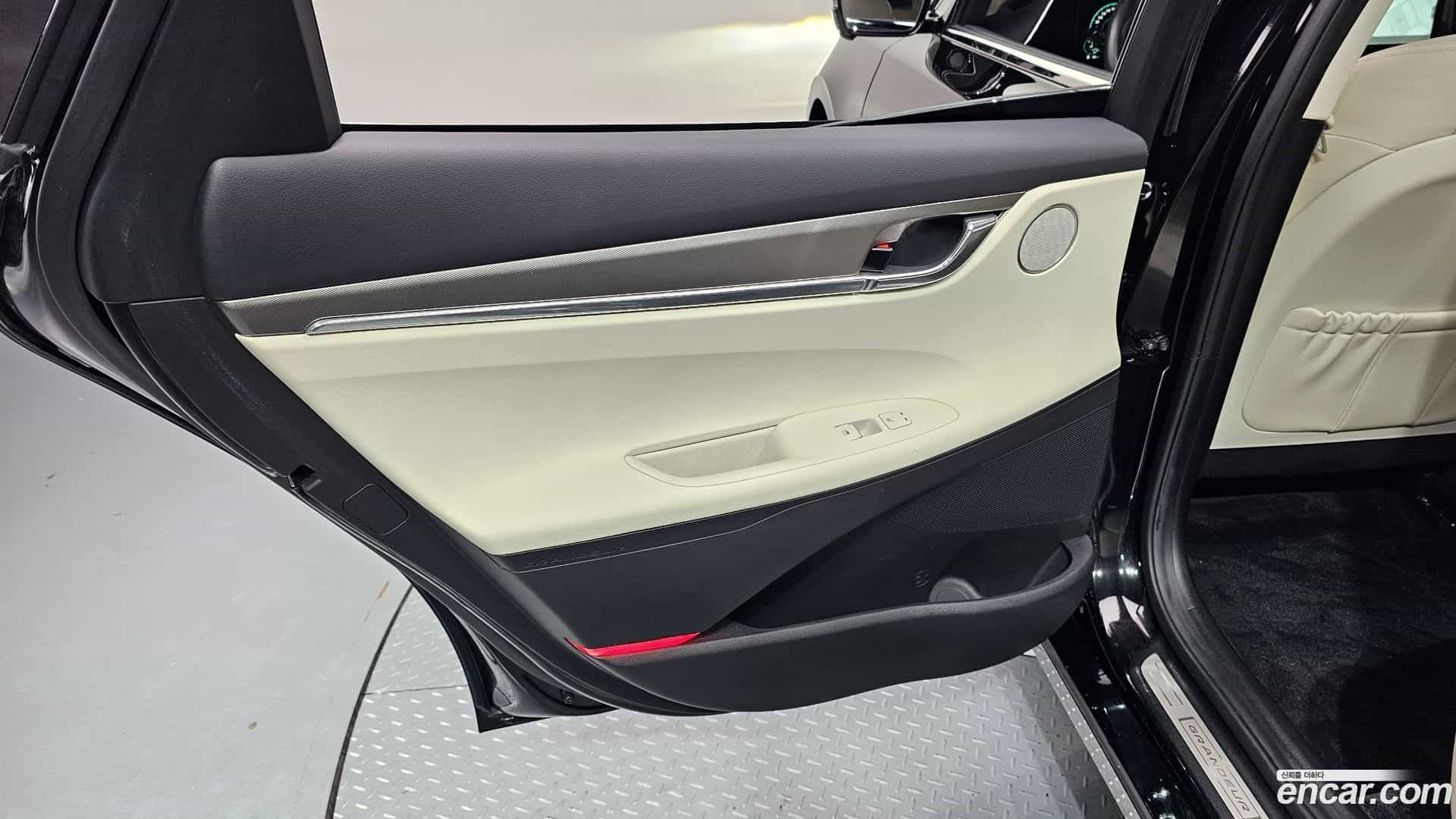 Grandeur Hyundai 2022.1-INNER-035