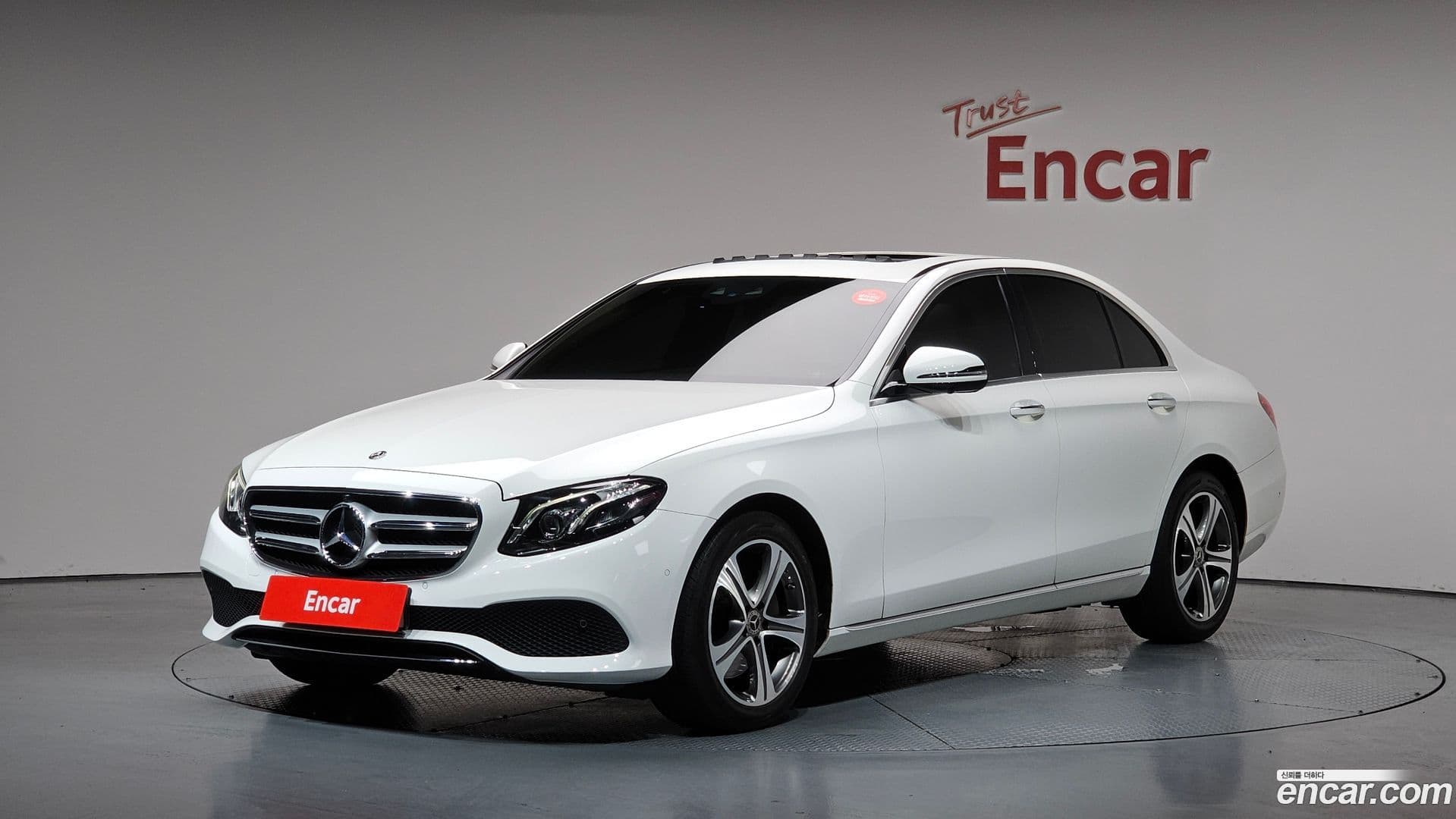 Main__Slider__Photo:E-Class Mercedes-Benz 2018.6-0