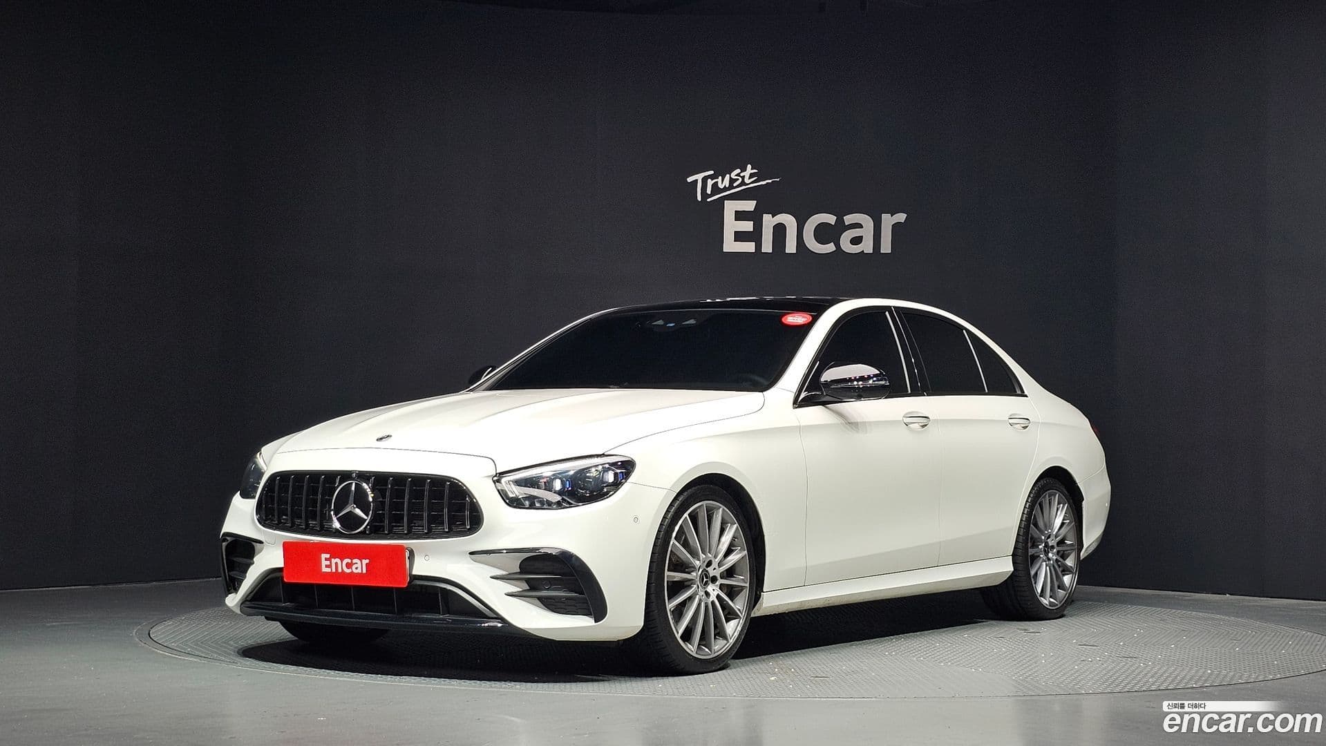 Main__Slider__Photo:E-Class Mercedes-Benz 2022.3-0