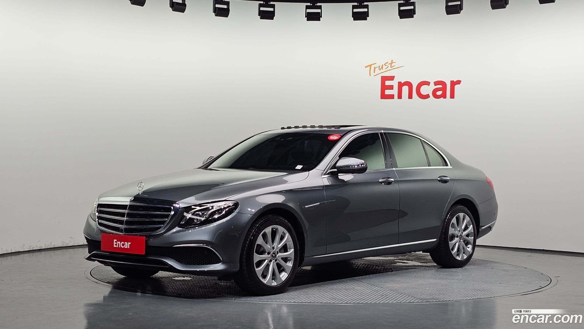 Main__Slider__Photo:E-Class Mercedes-Benz 2019.0-0