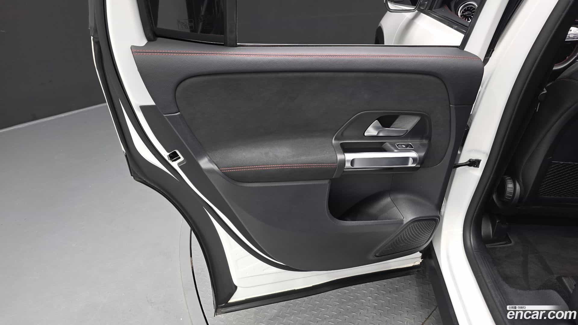 GLB-Class Mercedes-Benz 2022.6-INNER-035