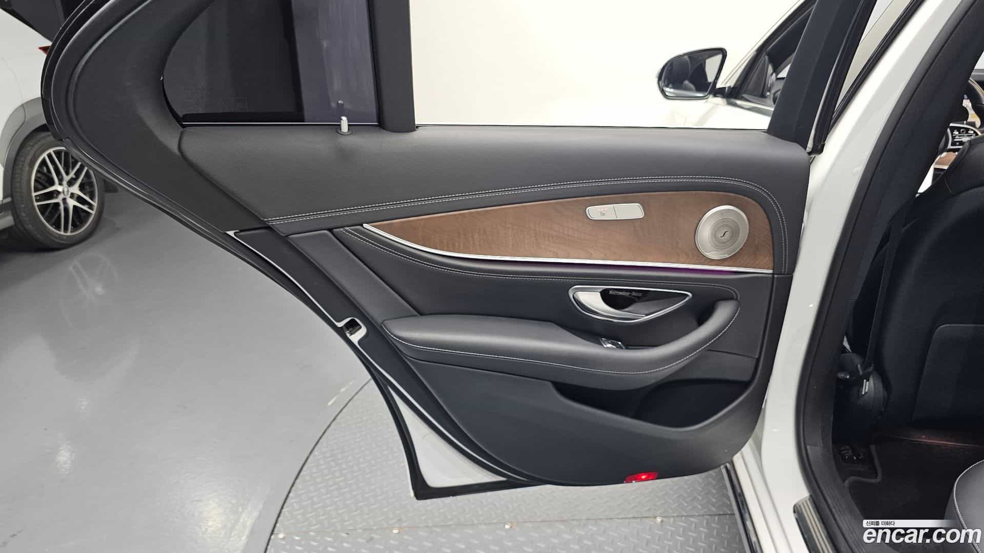 E-Class Mercedes-Benz 2019.4-INNER-035