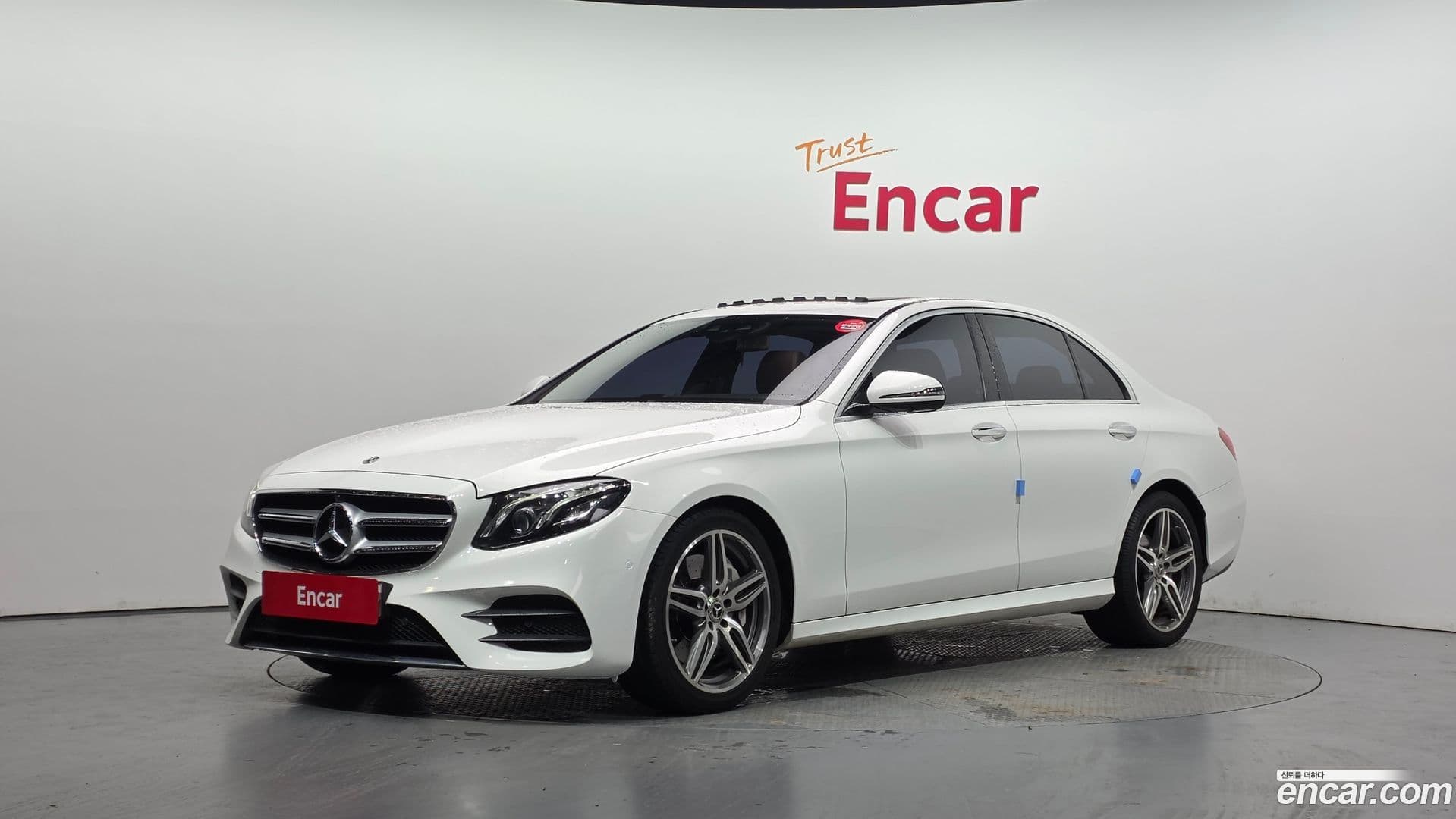 Main__Slider__Photo:E-Class Mercedes-Benz 2018.8-0