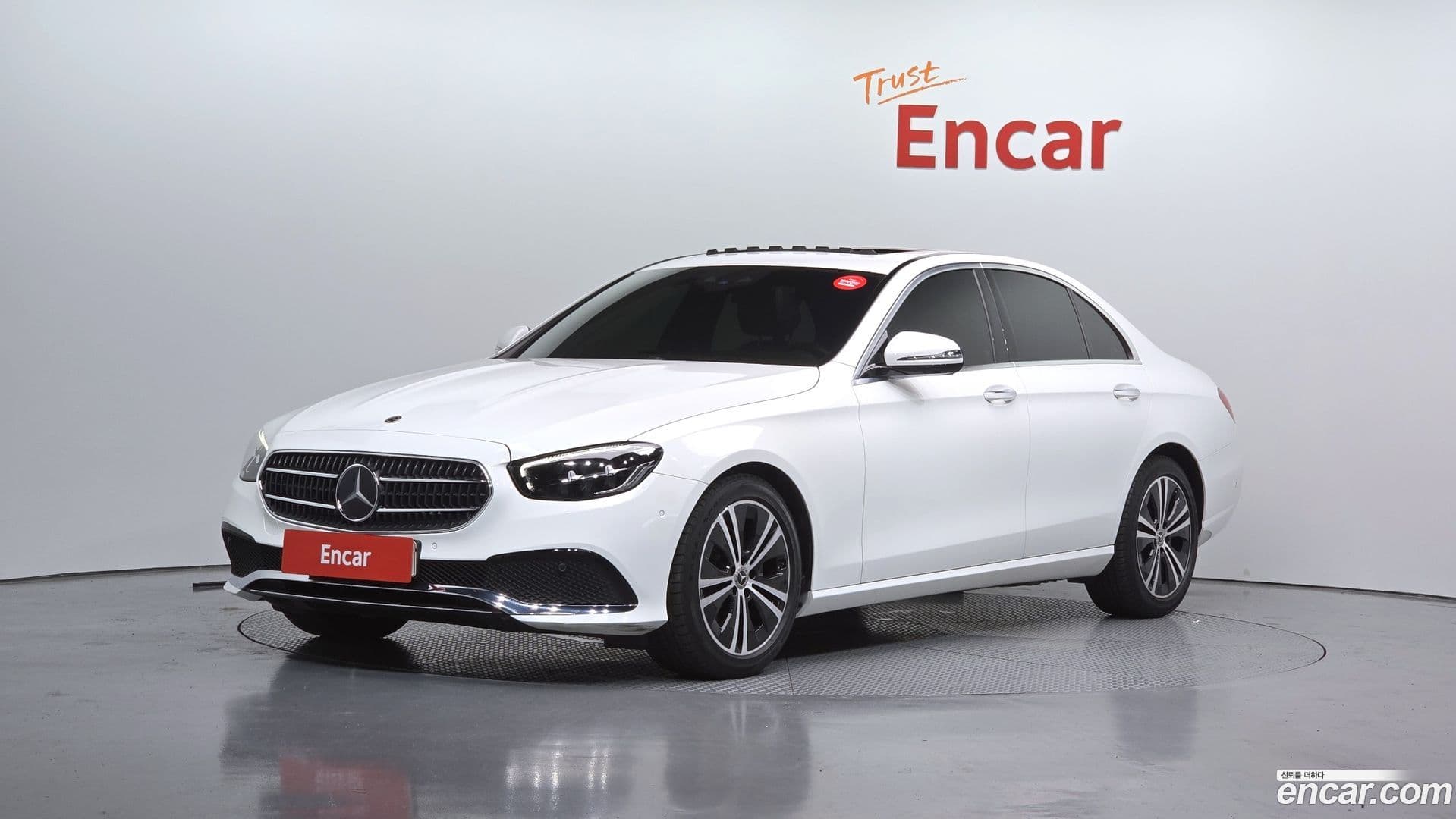 Main__Slider__Photo:E-Class Mercedes-Benz 2021.4-0