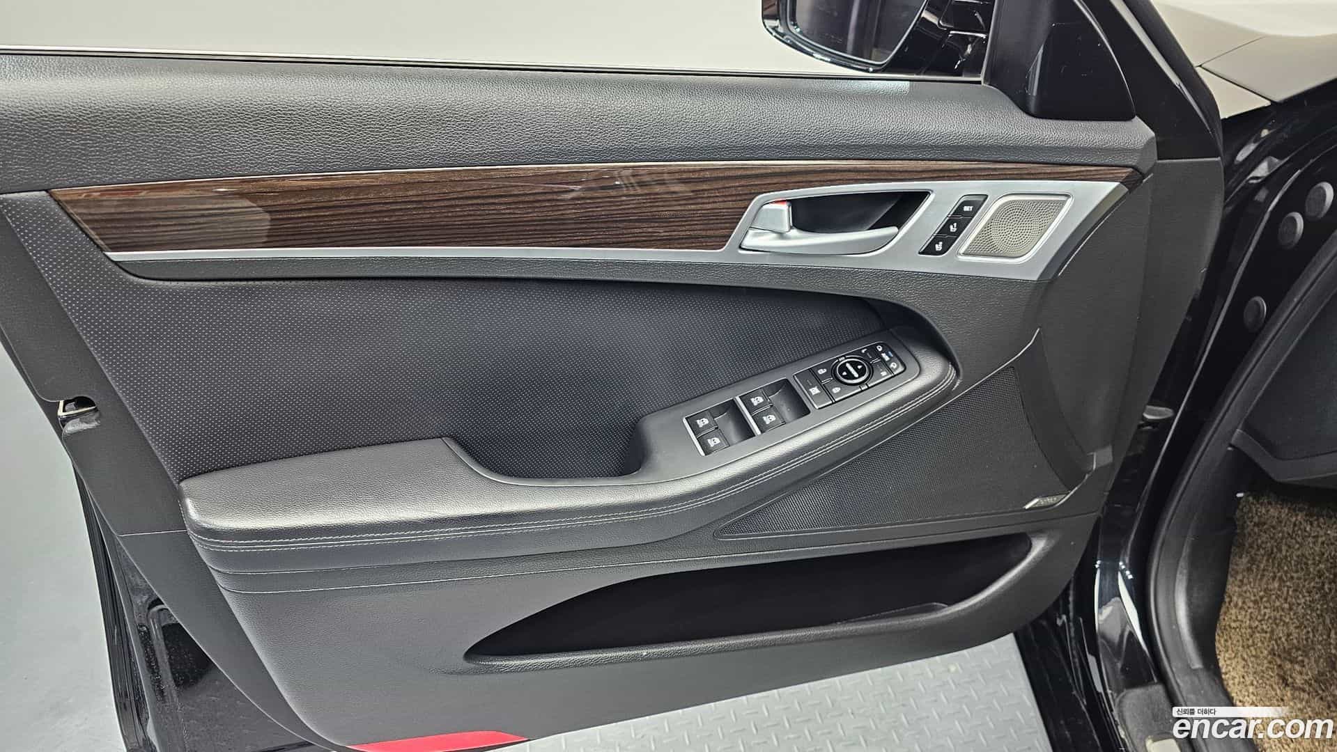 G80 Genesis 2018.1-INNER-034